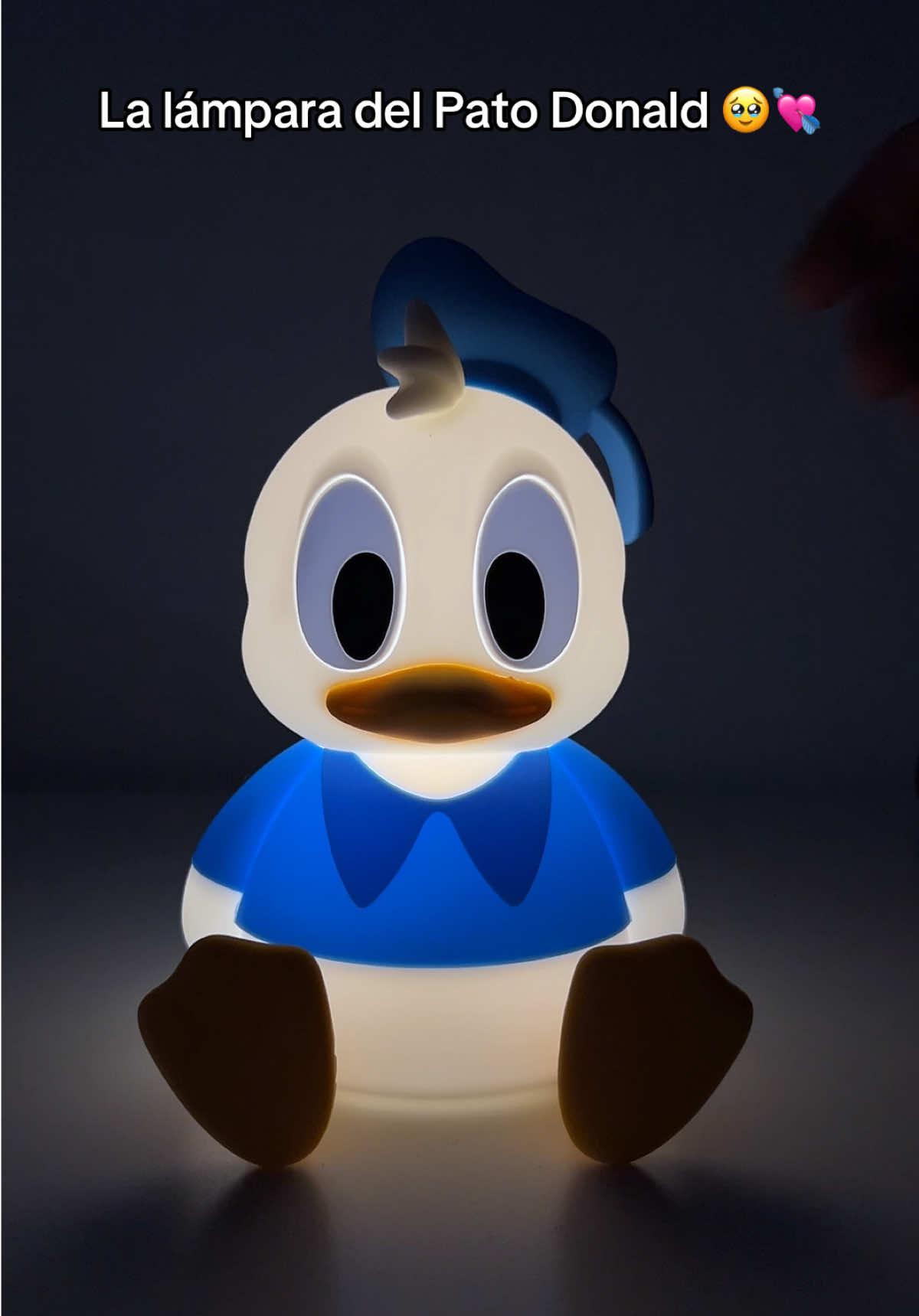 🦆✨ “¡Transforma tu espacio con la lámpara del Pato Donald! 🌙💡 Perfecta para fans de Disney, coleccionistas, y amantes de la decoración. 🌟 Disfruta de luz cálida, apagado automático, y un diseño oficial que combina funcionalidad y estilo. Ideal para dormitorios, salas infantiles y regalos mágicos. 🎁 ¡Recárgala fácilmente y disfruta por horas! 🕒 #DonaldDuck #DisneyLamp #RoomDecor #NightLight #DuckMagic #DisneyCollectibles #CozyLighting #DisneyMerch #RoomAesthetic #DecorLover #DuckLamp #DisneyVibes #DreamyDecor #HomeStyle #MagicalDecor #giftideas 