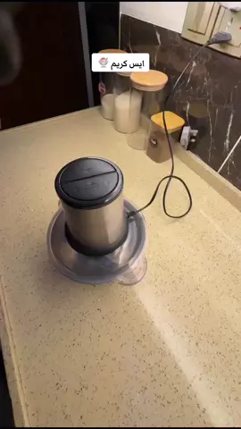 ايس كريم  بالبدايه احب اكوللكم اي فواكه تستخدمون يعني براحتكم بالنسبه الي استخدمت موز و فراوله فقط  الموز عدد 2اقطعهم بأي شكل و اخليهم بصحن بالفريزر يجمدون شويه والفراوله كذالك ضفتهم بست البيت و بعد ماخلطتهم ضفت عليهم باكيت كريم شانتي او كريم ويب ..المتوفر عدكم و اخر شي ضفت ربع كوب حليب سائل بعدها اخليها بكاسه زجاج و بالفريز ساعه و ابدي اسويها كرات بملعقه الايس كريم  للتزيين شوكولا ذائبه  ممكن تضيفون سكر للشخص الي يحبها حلوه  اني اكتفيت بحلاه الفواكه🤤 #ايسكريم #ايس_كريم #موطة #بوضه #بوضة #طبخي_المتواضع #طبخ_تيك_توك #وصفاتي #وصفاتي_غير #وصفاتي_الناجحة #طبخاتي_مطبخي_تصويري #وصفاتي_اللذيذة #جربوها_ممكن_تحبوها #مطبخي_نكهتي #م #اكلاتي_المميزة #حلوياتي_اللذيذة #حلوياتي_غير👌💜💜💜 