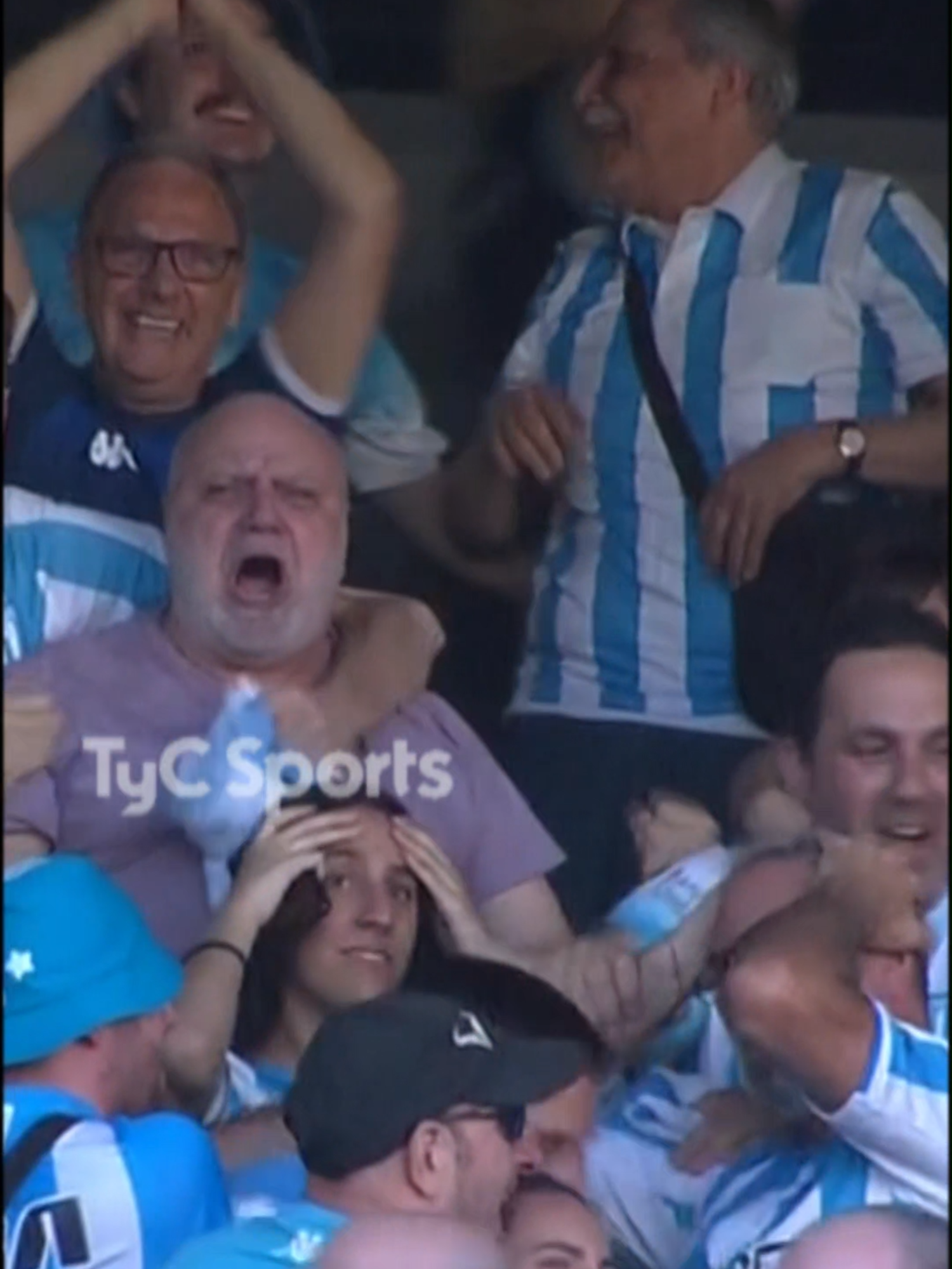 ¡LOCURA TOTAL EN AVELLANEDA! La reacción de los hinchas de Racing que se encuentran en el Cilindro al 2-0 de Maravilla Martínez en la final de la #CopaSudamericana.