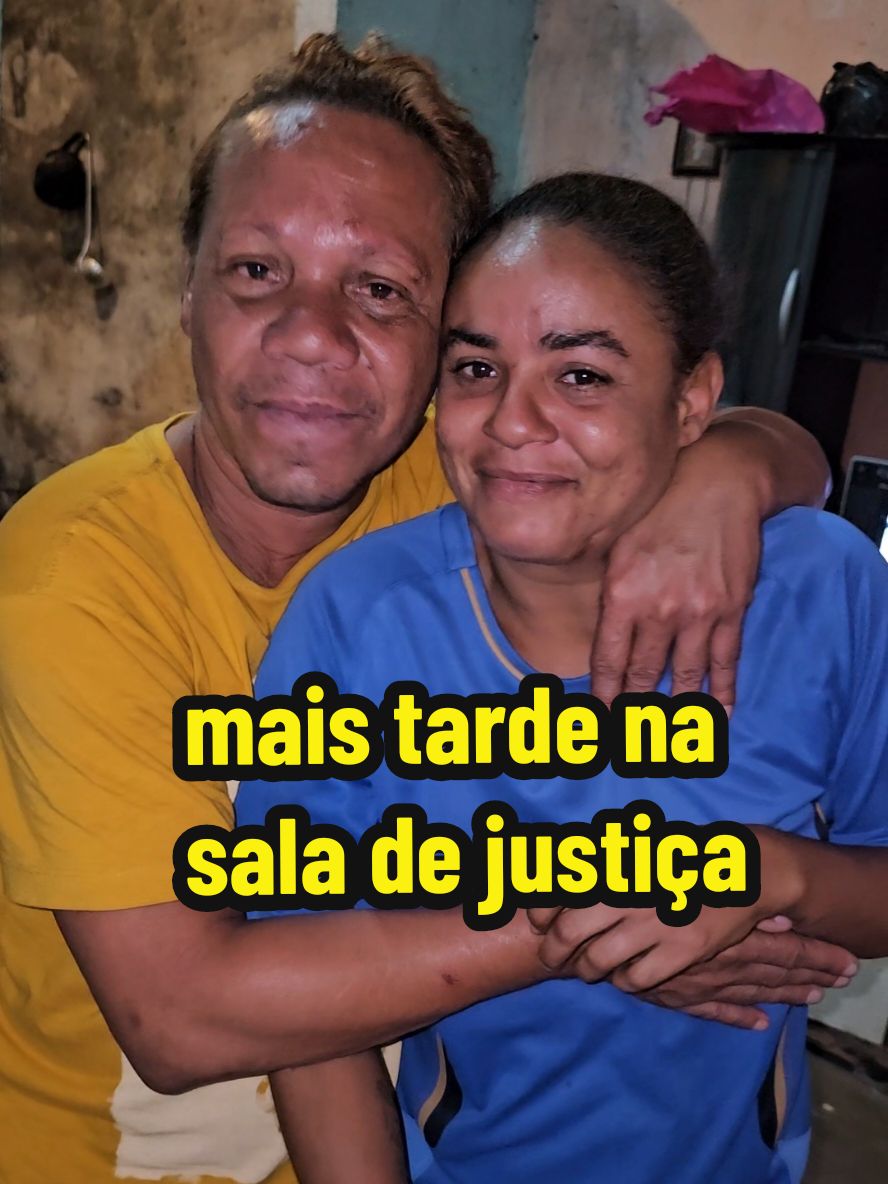 mais tarde na sala de justiça 