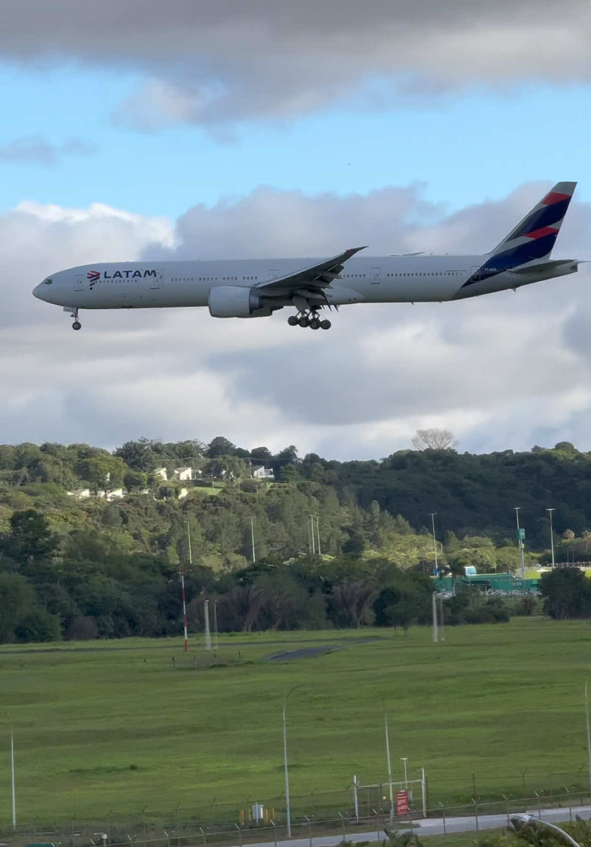 A música que toca na minha cabeça quando eu vejo um Boeing 777 passando na minha frente 🫀 @LATAM Brasil @LATAM Airlines  #aviation #aviacao #aeropuerto #airport #boeing #latam #aviao #airplane #plane #avion 