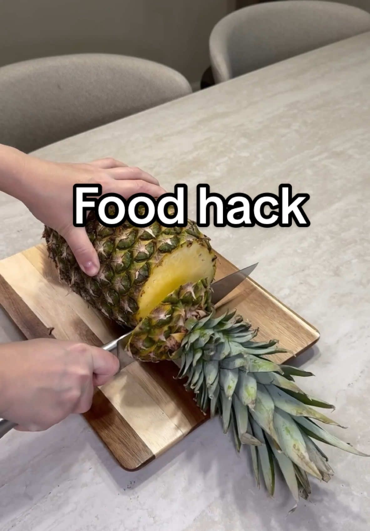 How to cut a pineapple #hacks #foodtiktok #foodhacks #pineapple #cute #fruit #KitchenHacks #HomeTips #advice #tips 