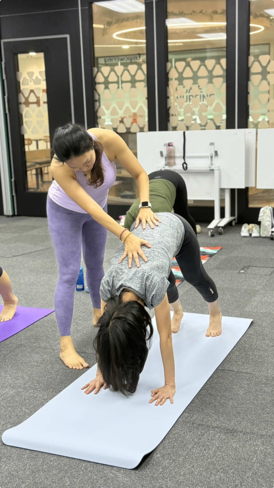 Teaching a Hatha Yoga class at a corporate setup requires good understanding of the participants readiness, ensure sufficient warm-ups and personal guidance.  I always feel blessed and fortunate wherever I’m teaching yoga or giving a sound bath.  With lights & gratitude, Prajna L #yogasg #yogaforeveryone #hathayoga #aromatherapy #yogalaurine #layastudiosg #volunteering #corporateclass #employeeswellness #employeewellbeing 