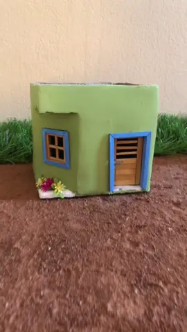 Casa de lage simples  com portas de madeira 