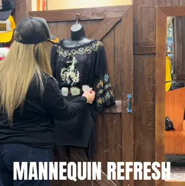 Here’s a little mannequin refresh for ya! We love seeing customers in our styled outfits! 🤩  #WesternChic #stockyards #stockyardsfortworthtx #shopsmall #westernfashion #westernfashion #cowgirlfashion #westernoutfits 