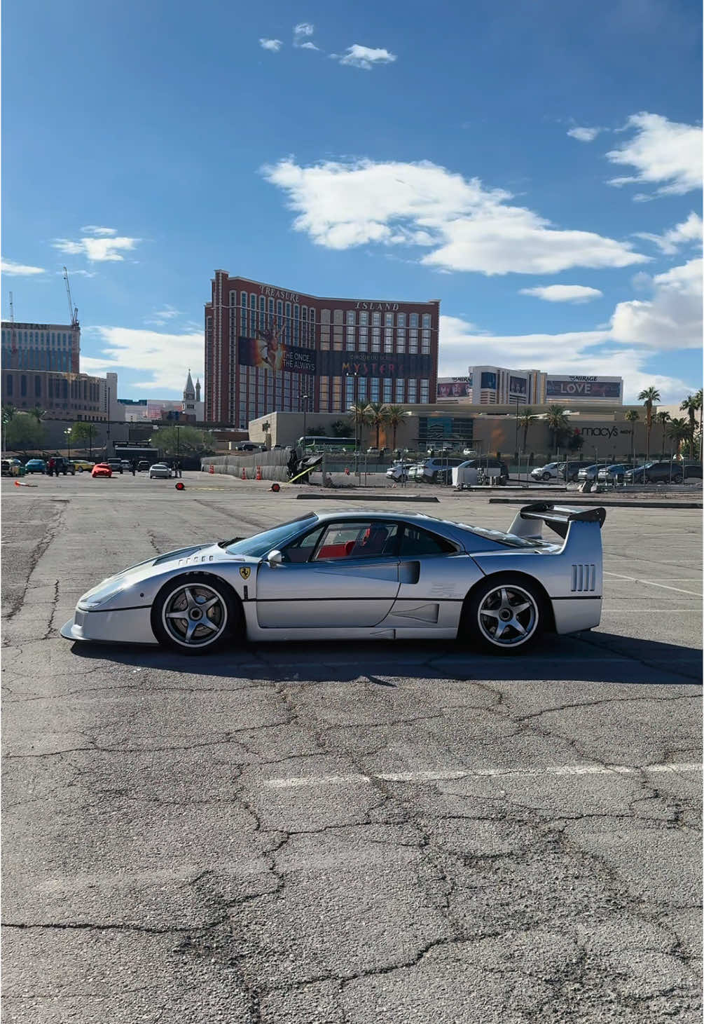 Alone with a alien // #ferrari #f40 #ferrarif40lm 