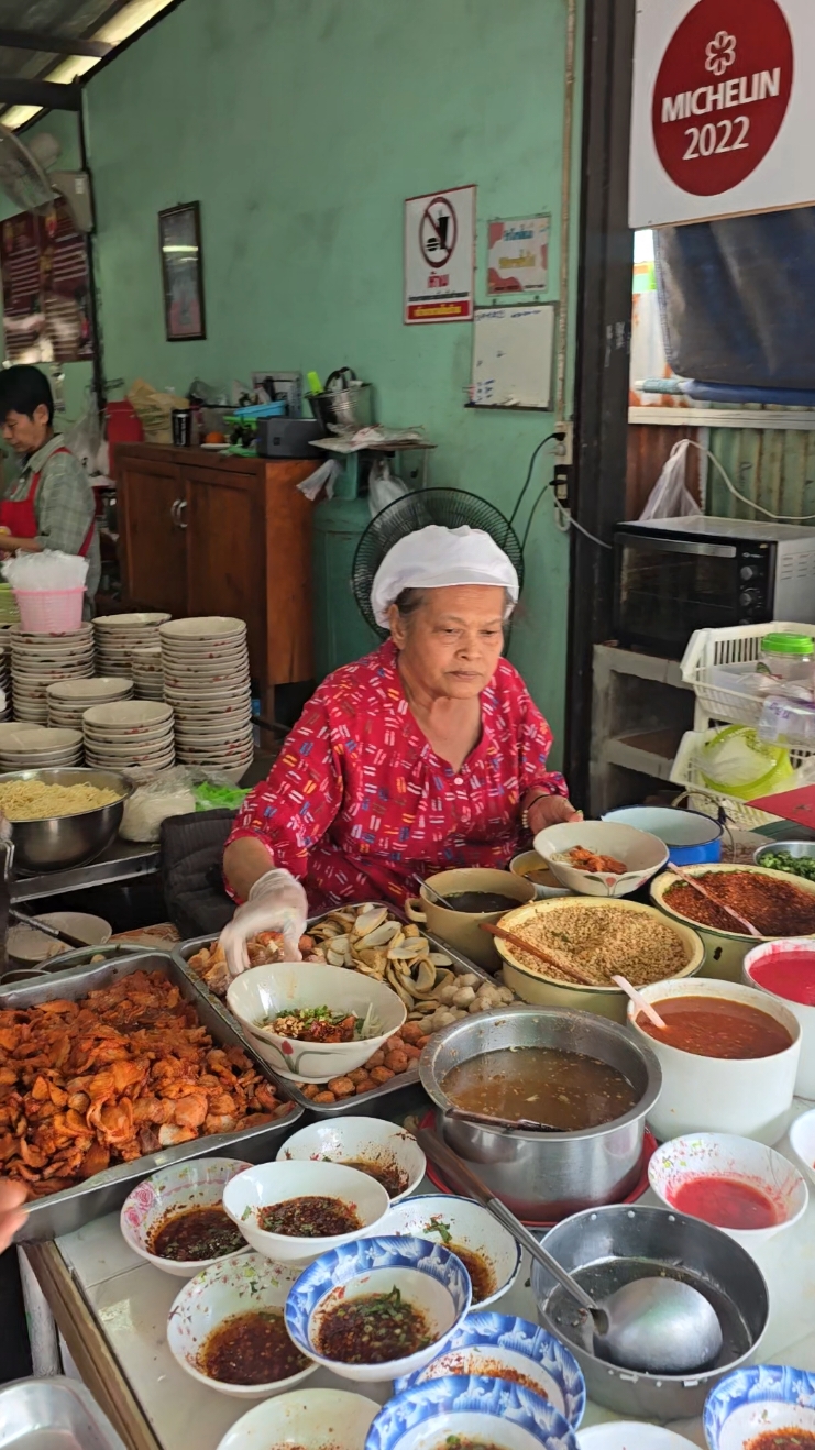 ป้าพร ก๋วยเตี๋ยวโบราณ @ อยุธยา ร้านก๋วยเตี๋ยวมิชลิน 3 ปีซ้อน ที่ขายราคา 35 บาท!! ที่เด็ดยกให้ ก๋วยเตี๋ยวต้มยำ..........