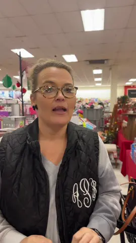 girls night 🎀🎄🛍️#fyp #foryoupage #Lifestyle #christmas #homegoods #tjmaxxfinds 
