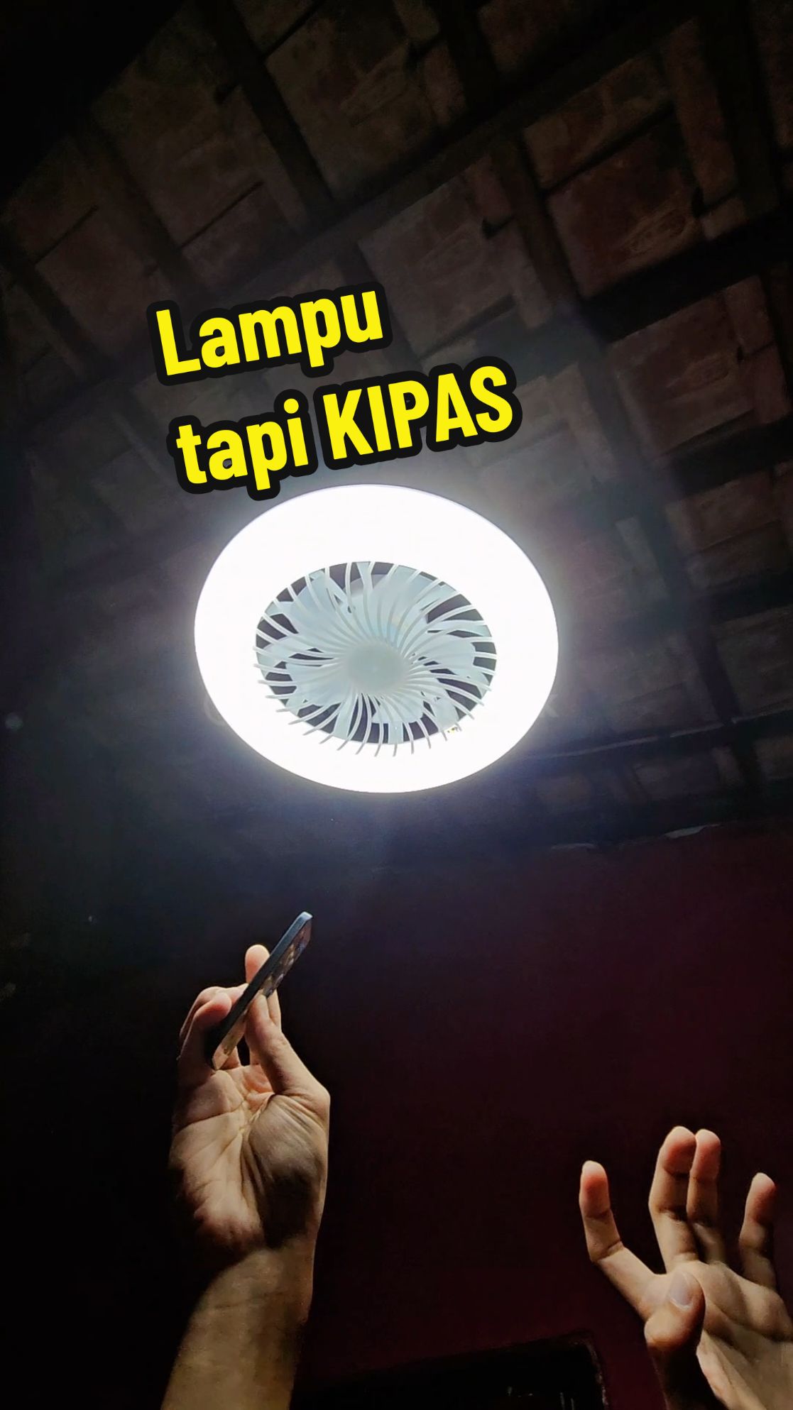 Lampu kipas praktis jadi satu. Pemasangan mudah tinggal pasang ke viting lampu existing. Full kontrol baik speed kipas, warna lampu, sampai timer untuk otomatis mati. #lampuled #lampukipas #kipaslampu #kipasplafond #kipasremot #lampuremot #led #sukamain #jagoanvideotrending #cuantanpabatas