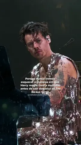 🥺 Ele não queria deixar o palco, lembrando que não foi seu ultimo show… apenas o último show da Love On Tour! ( Siga a gente no instagram @webharrystyles )  #harrystyles #harrystylesupdates #explorar #italia 