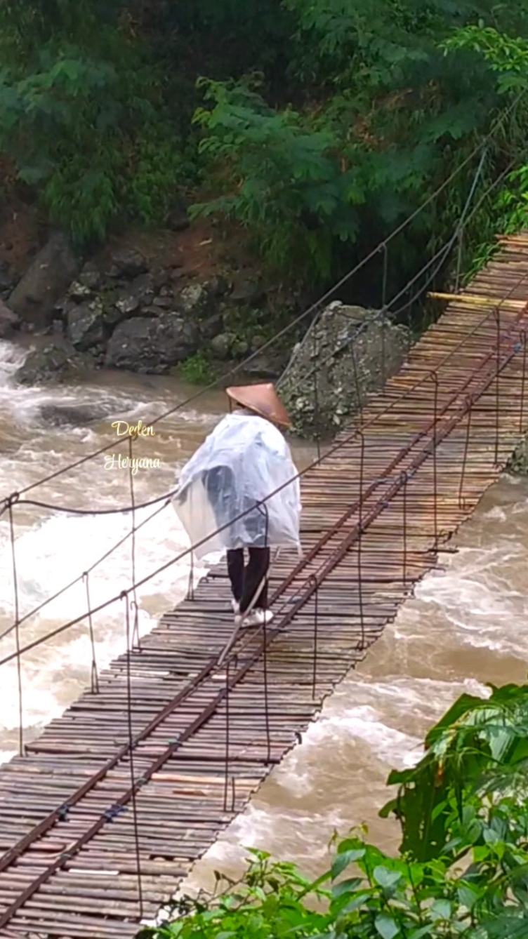 Bapak usia 79 tahun ini masih kuat betani menyebrangi jembatan #wonderfulindonesia #indonesia🇮🇩 #viralvideo #trend #fyp #fypシ #pedesaan 