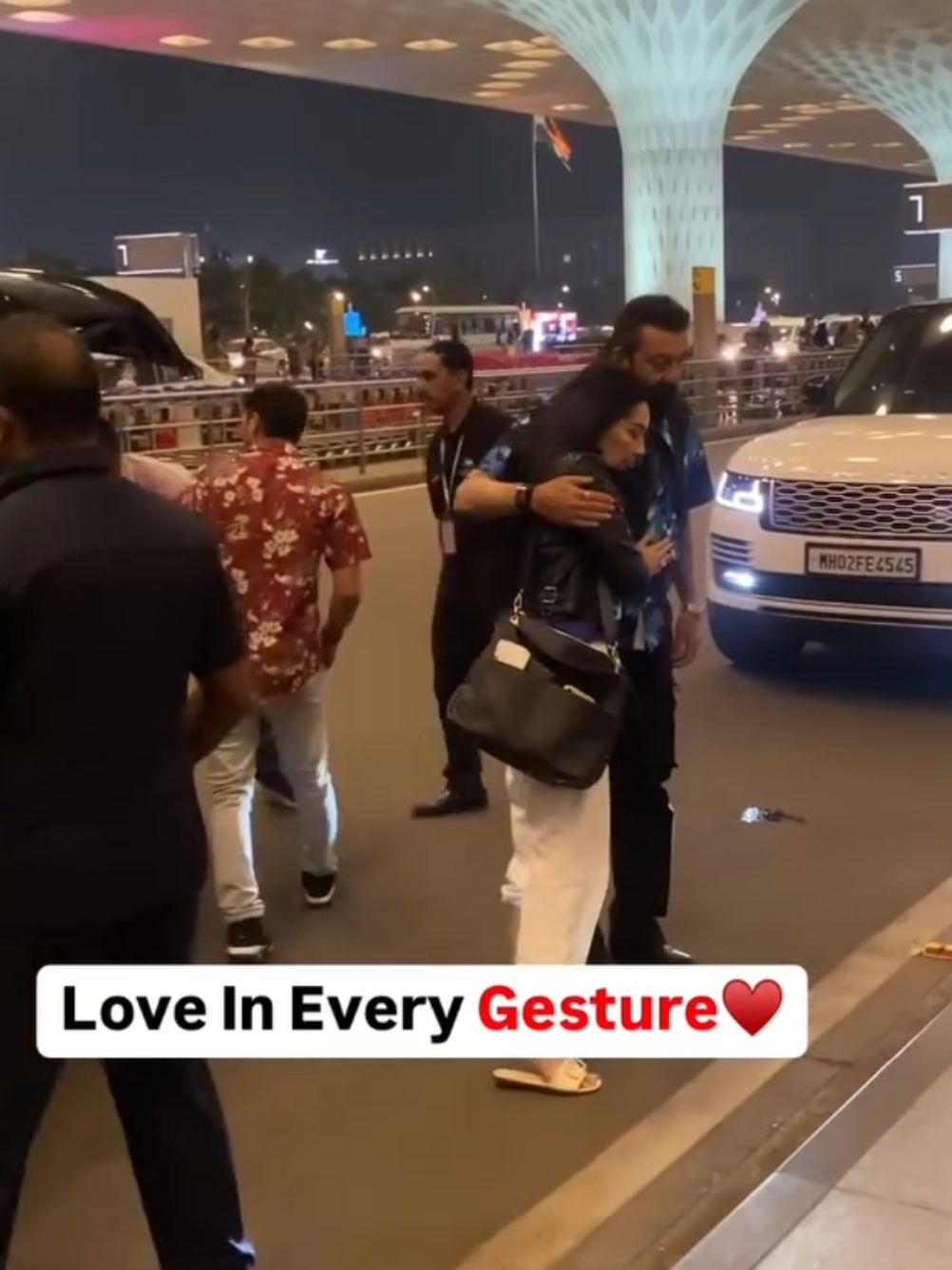 TRUE LOVE : POWER COUPLE GIVING US COUPLE GOALS.  Bollywood actor Sanjay Dutt  with his wife, Maanayata Dutt spotted at Airport.  #instantbollywood #foryou #bollywood #sanjaydutt #maanayata #Lovestory 