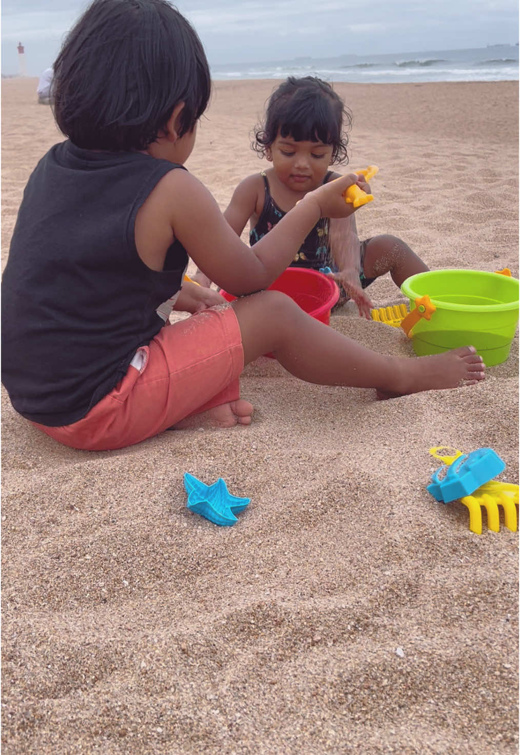 Love these little beach visits💕 #family #parents #mom #beach #toddlersoftiktok #toddlermom