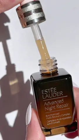 I get it now 👌🏼🤩✨ @Estée Lauder @The Estée Lauder Store *gifted #EsteePartner #EsteeLauder  ✨ Estée Lauder Advanced Night Repair Multi-Recovery Complex Serum ✨Synchronized Multi-Recovery Complex  ✨Exclusive Night Peptides, Hyaluronic Acid, Antioxidants ✨7n1 serum: visiblty reduces the appearance of fine lines, firmness, even skin tone, strengthen, hydration, radiance & antioxidant protection  #AdvancedNightRepair #TheNightClub #WakeUpReady #GlowySkin #Skincaretips #OvernightTreatment #overnightserum #skincareasmr #skincareroutine #skincarefavorites #Serum #skincare #skintok #evenskintone #finelines #wellaging #antiaging #skincareover30 #bfcm #giftguide #TTSBeautyBesties #tiktokshopblackfriday #tiktokshopcybermonday 