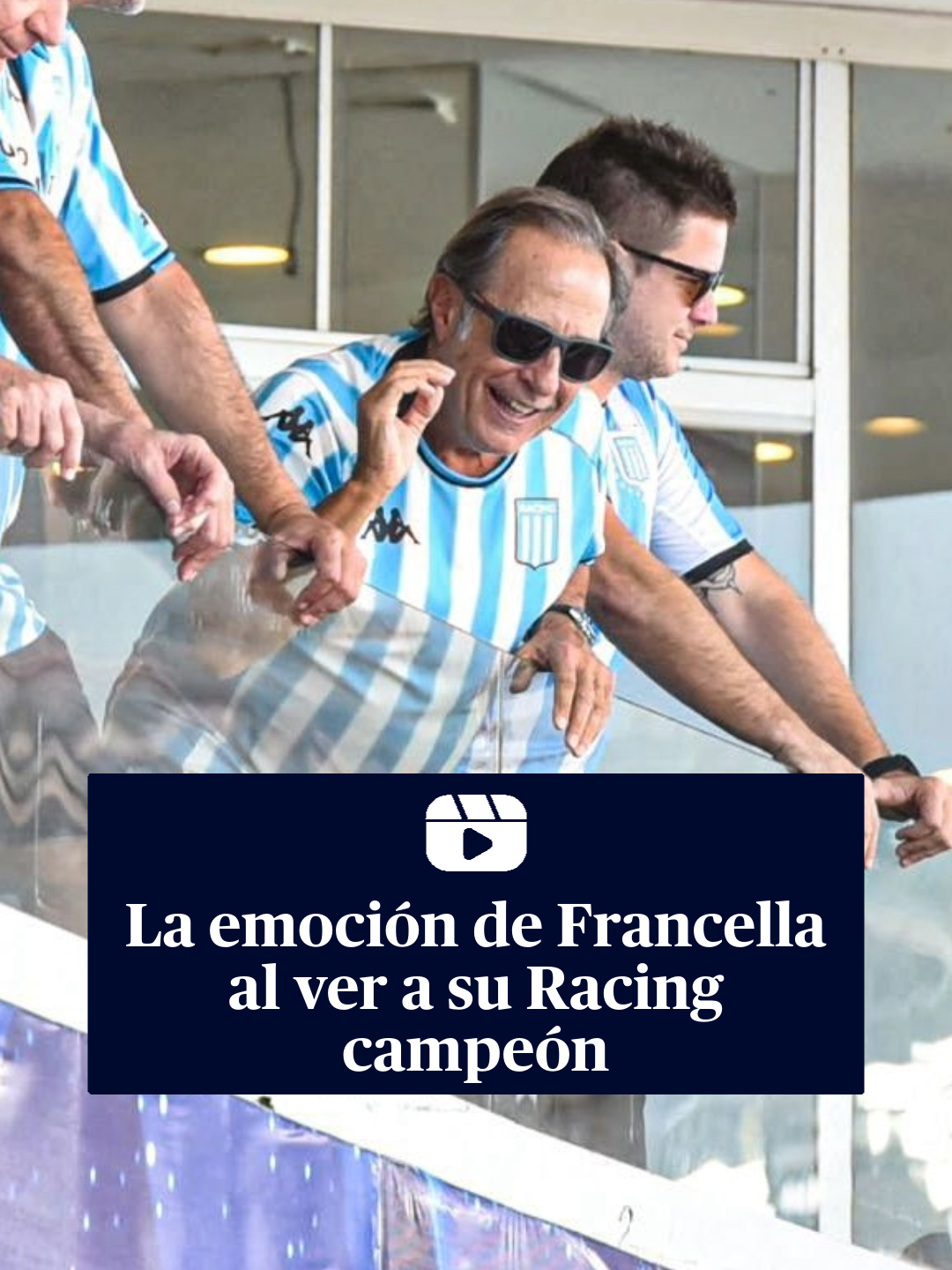 HERMOSA TARDE, ¿VERDAD? 😎💙🤍 El reconocido actor argentino #GuillermoFrancella se mostró emocionado luego de que #Racing, equipo del cual es fanático, se consagrara campeón de la #CopaSudamericana. 🔵⚪ El actor de 