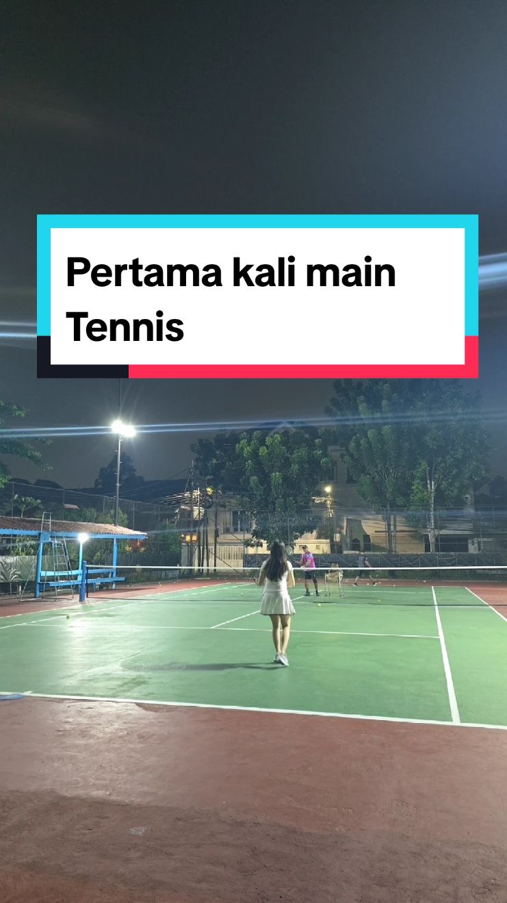 Bola ny terbang sampe ke bulan 😂 maklum lah ya namany juga pertama kali nyoba, susah2 gampang ternyata 🥹 ada yang main tennis juga kah? ikutan dongg... #tennis #backhand #sport #olahraga 