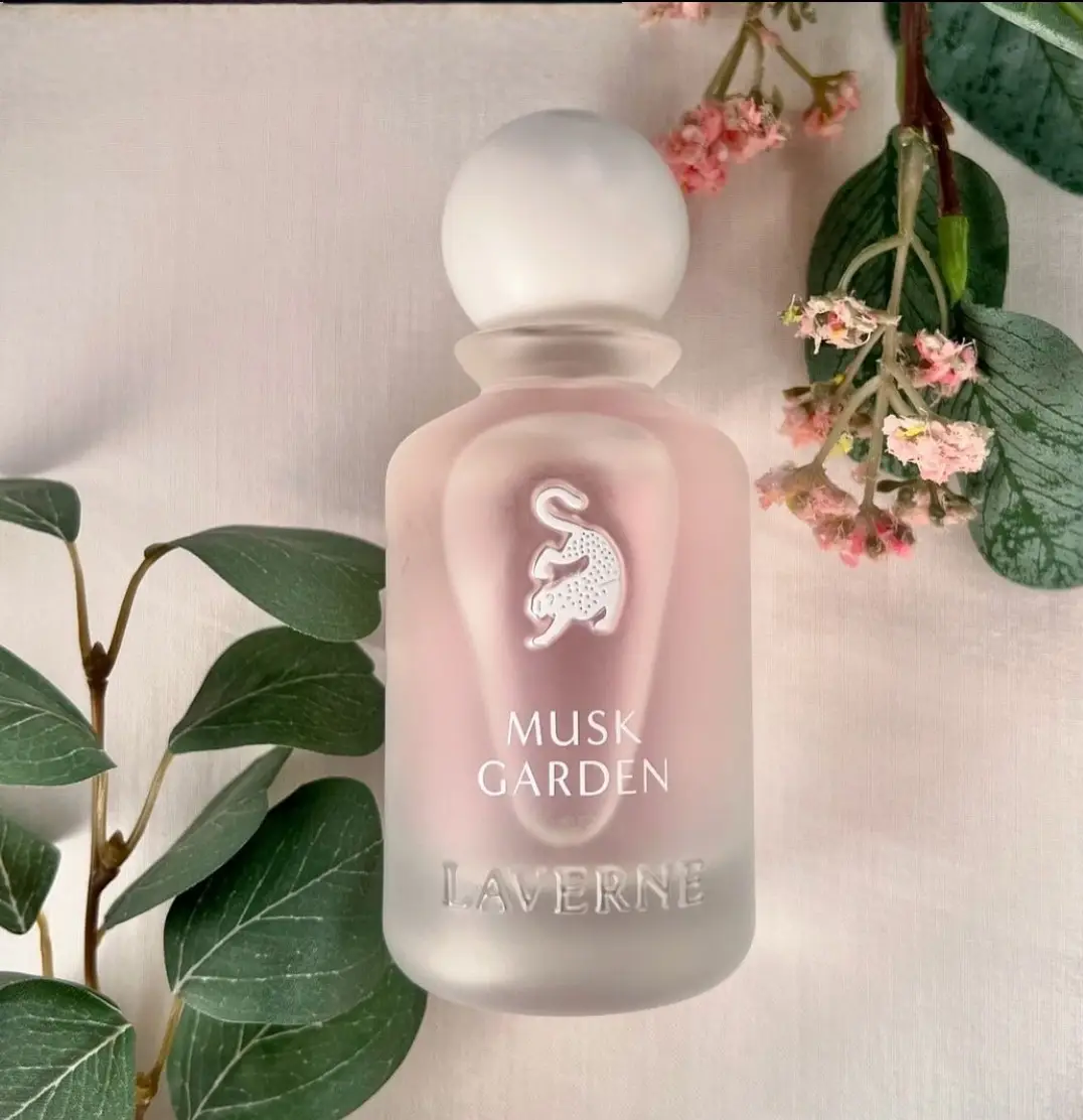 مسك قاردن من #لافيرن  Eau De Parfum – نوتات الراوند والمسك التركيبة : افتتاحية العطر : التفاح، الراوند، التوت، الخوخ قلب العطر : الورد الدمشقي، البنفسج، الموغيت، المسك القاعدة العطريّة : المسك، خشب الصندل، الفانيليا #مسك_قاردن  #مسك_قاردن_من_لافيرن😍  #لافيرن_للعطور  #لافيرن_laverne  #بصرة_بغداد_اربيل_جاري_الفولو_مي_اكسبلور  @لافيرن - LAVERNE 