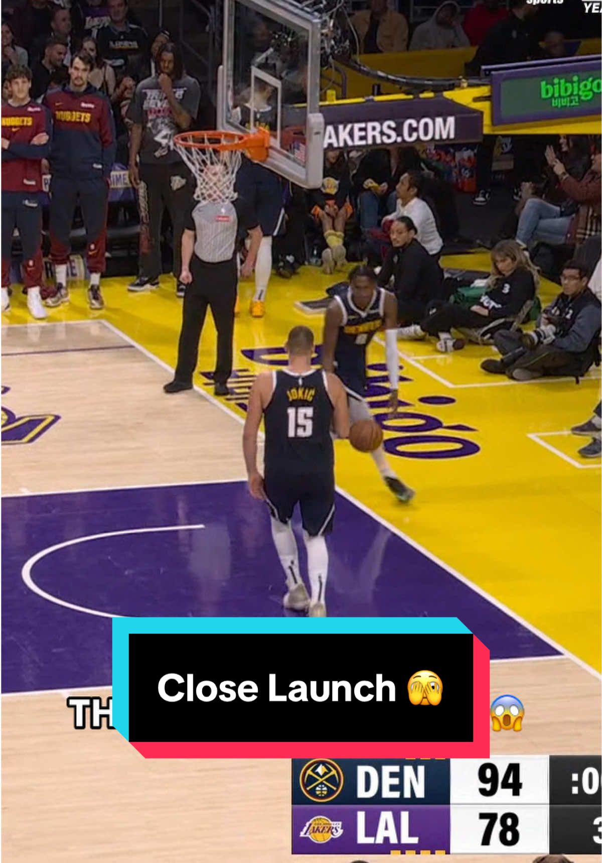 Jokić nearly beats the buzzer wirh this fullcourt launch 🤯 #NBA #NBAHighlights #Basketball #NikolaJokić #DenverNuggets 