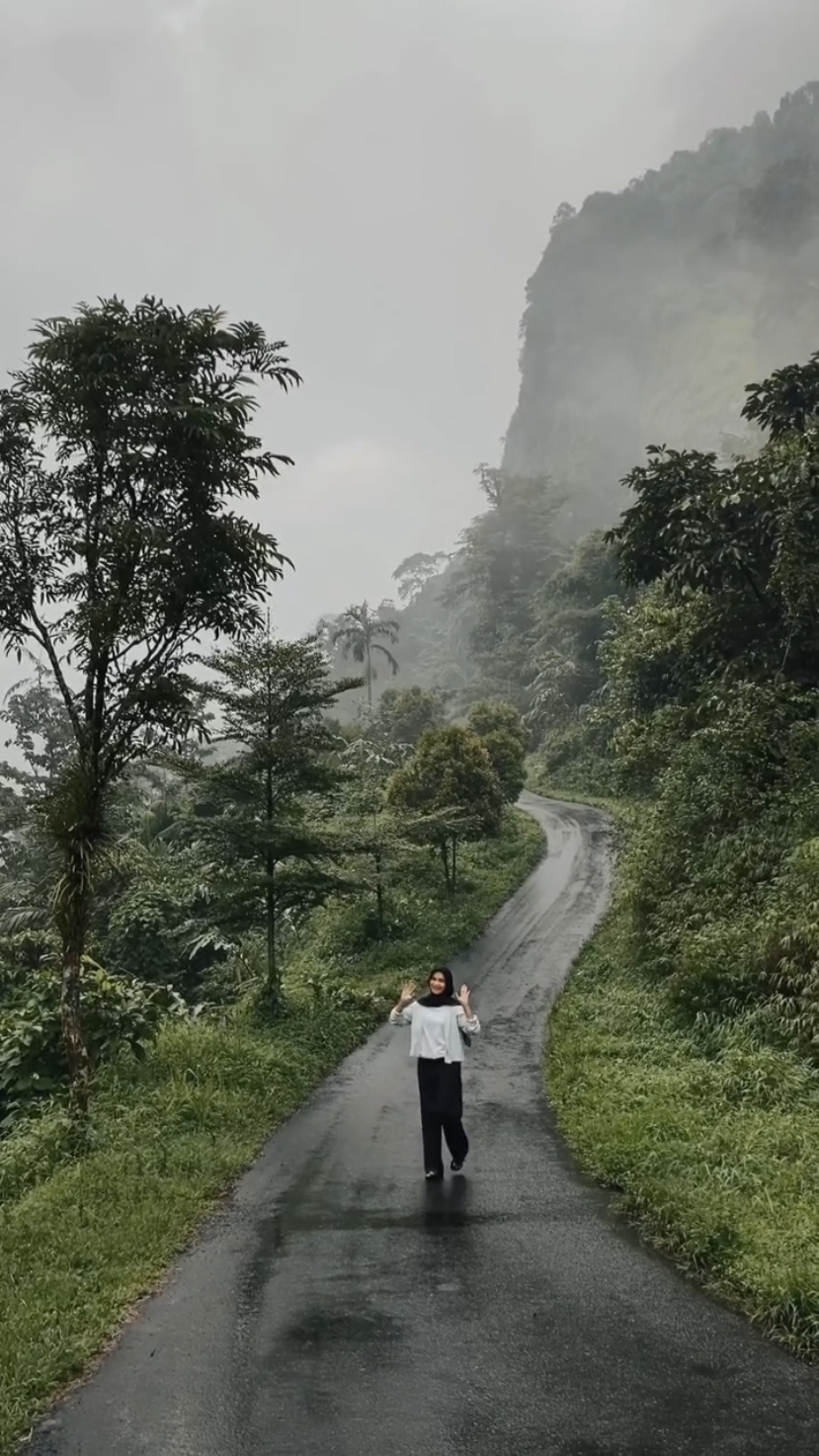 Siregol bar udan jand syahdu banget😍😍 video by : ig/septi.why___  #siregol #siregolsuperland #siregolpurbalingga  #karangmoncol #karangmoncolpurbalingga #purbalingga #jawatengah  #karangmoncolku #infokarangmoncolku #infopurbalingga #dolankarangmoncol #explorekarangmoncol #wisatakarangmoncol 