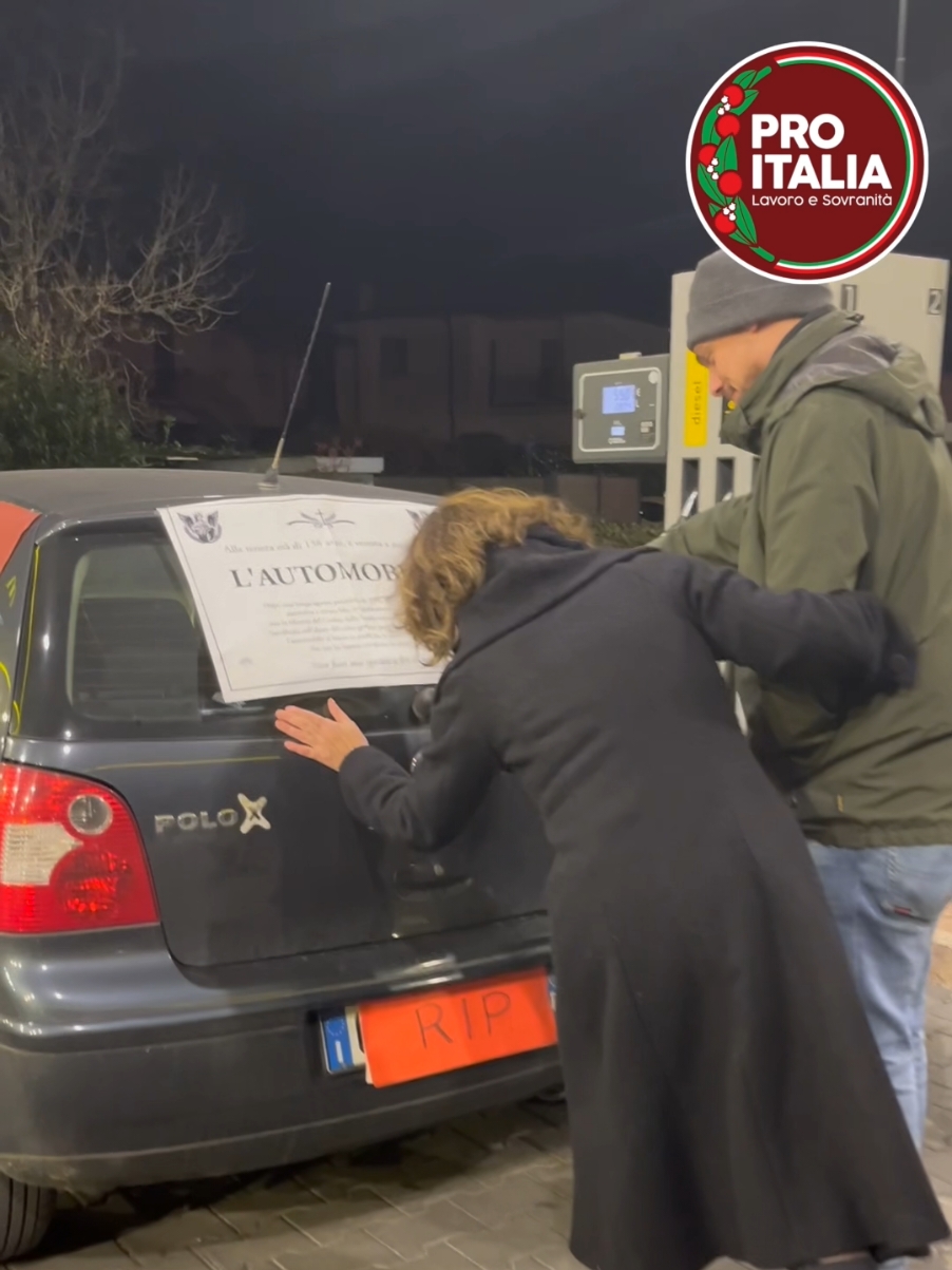 Ieri pomeriggio, a Bergamo, abbiamo dato l'estremo saluto all'automobile dopo che Salvini ce l'ha portata via. Non fiori, ma sgasate a fin di bene. #codicedellastrada 