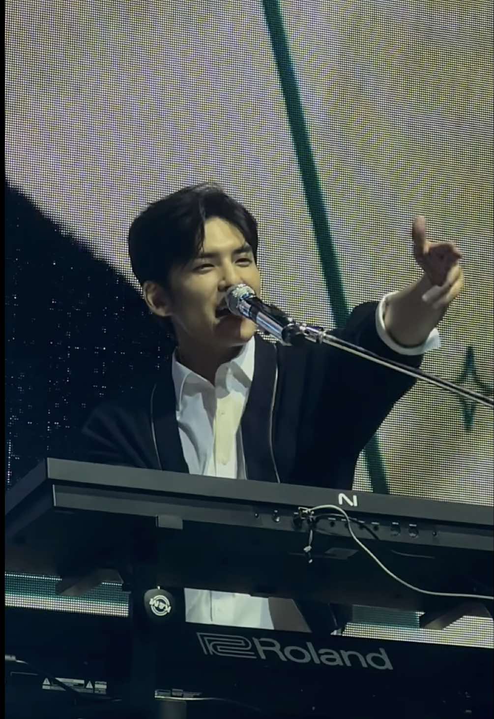 241122 she smiled - wonpil with his signature pose when he sings the 가까이 와 봐 part!!! #day6 #데이식스 #wonpil #원필 #day6insg #day6concert #day6worldtour #foreveryounginsg @DAY6