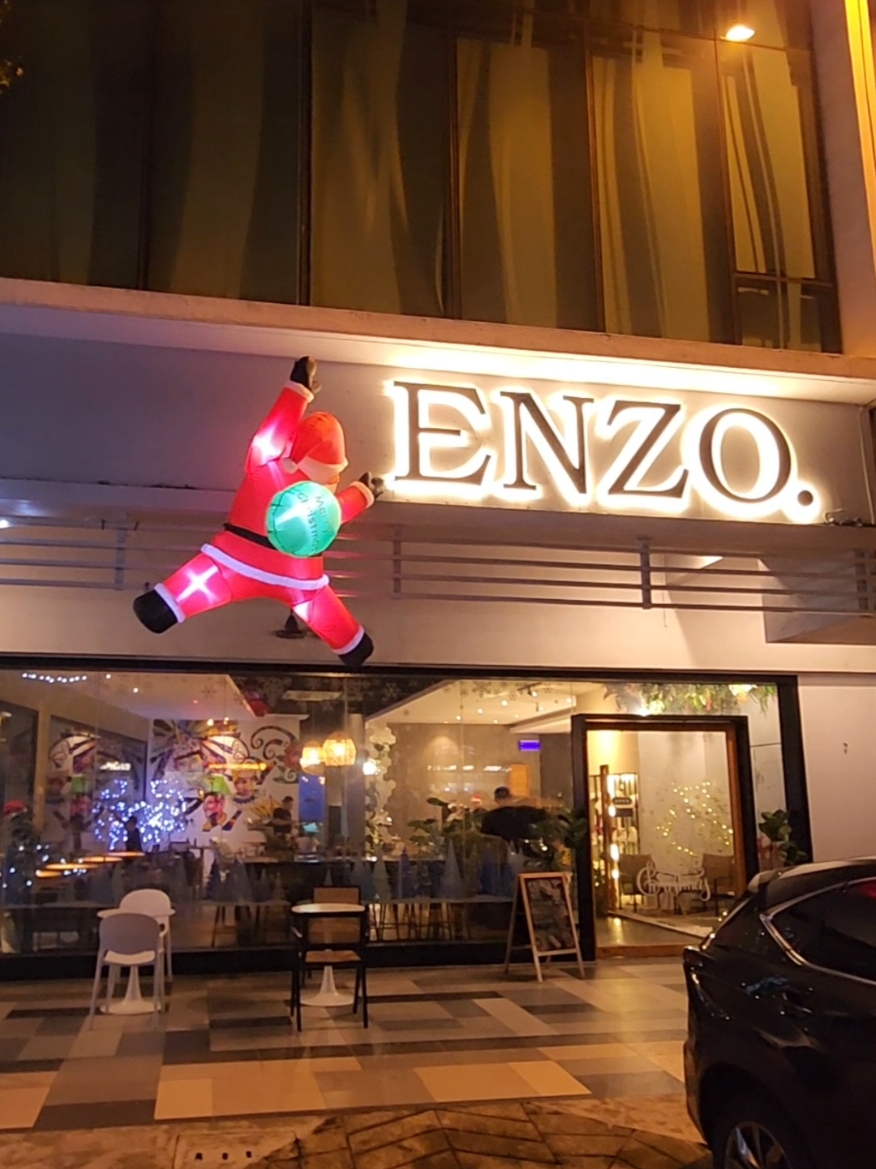 Christmas is in the air at Enzo Coffee! 🎅✨ Our festive decorations are underway, and we can’t wait to share the holiday cheer with you. Let’s celebrate this magical season together! Stay tuned for the Christmas vibes. 🎄 #enzocoffee #kuchingcafe #saradise #kuching #coffeelovers #Foodie #chirstmastime 