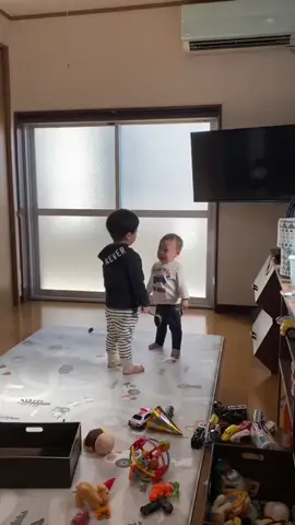 私を困らせたくて喧嘩ドッキリを仕掛けてくる3歳児と1歳児 #あまり大人を舐めるなよ #育児の悩み #わろてもうとるがな #子供のいる暮らし #面白い 
