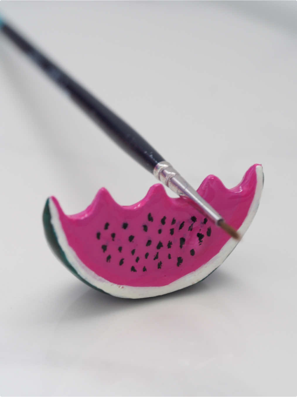 Watermelon paint brush holder 🍉🎨 #airdryclay #airdryclayideas #airdryclaycreation #airdrylclayart #pasteque #clayfood #painting #argileautodurcissante 