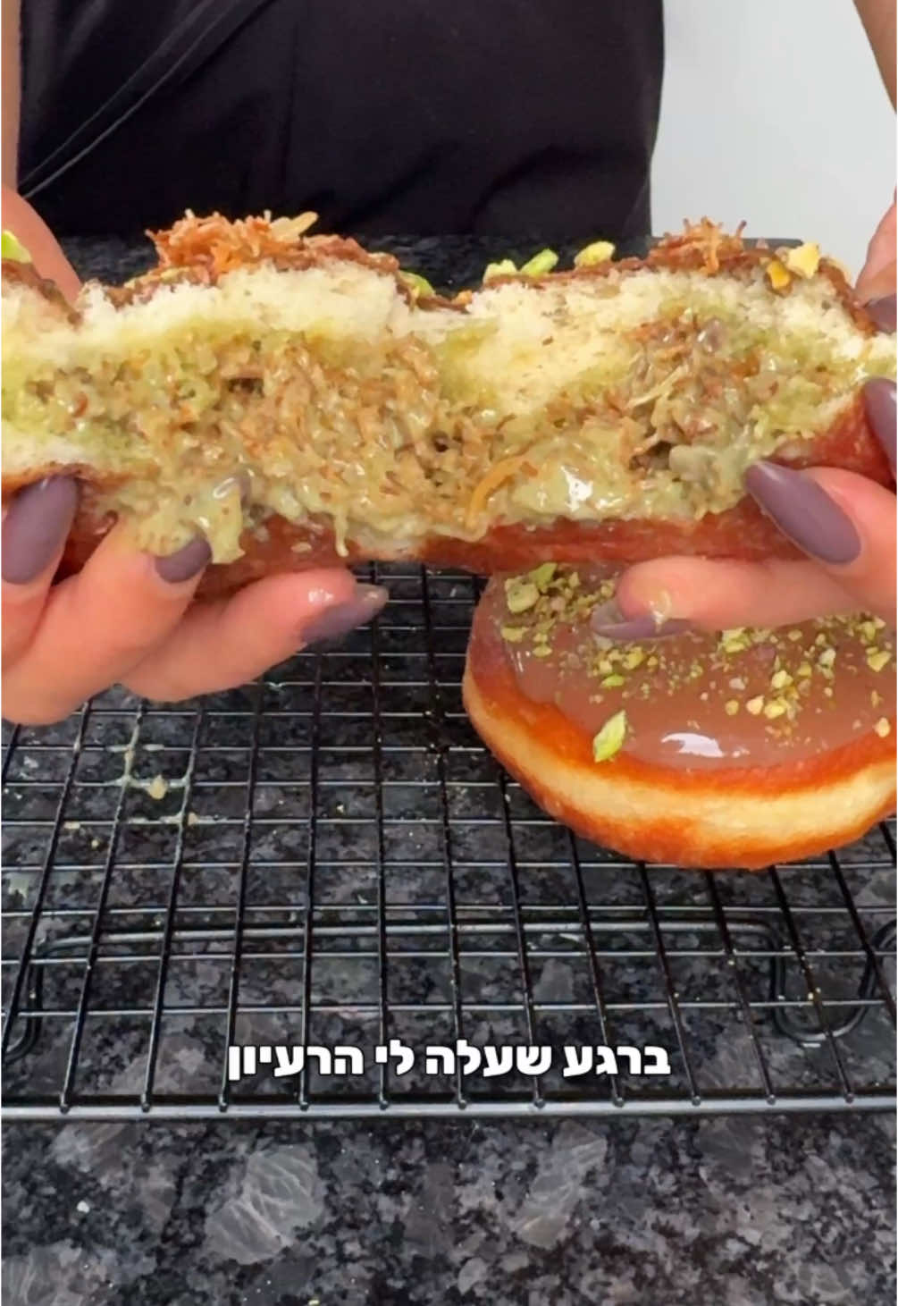 סופגניות דובאי!!! תקשיבו טובבב אם אתם רוצים שמישהו ידע שאתם אוהבים אותו בבקשה תכינו לו את המתכון הזה😮‍💨 מצרכים ל- 12 סופגניות במשקל 60 גרם: •400 גרם קמח  •20 גרם שמרים טריים או 7 גרם יבשים  •50 גרם סוכר  •כף ברנדי או רום (אופציונאלי-לא חובה) •ביצה L •100 מ״ל חלב  •80 מ״ל מים  •40 גרם חמאה רכה  •חצי כפית מלח  •גרידת לימון (אופציונאלי) •שמן לטיגון עמוק  למילוי קדאיף דובאי: •200 גרם שערות קדאיף  •70 גרם חמאה  •200 גרם שוקולד לבן  •2 כפות של ממרח פיסטוק (70 גרם) •קורט מלח  אופן ההכנה: 1) בקערת המיקסר נשים את כל המצרכים מלבד החמאה ונערבב רק עד איחוד (בערך שתיים-שלוש דק) לאחר מכן נוסיף את החמאה הרכה ונמשיך לערבב על מהירות נמוכה עוד כ-8 דק עד שכל החמאה נטמעת בבצק ומתקבל בצק אחיד, מעבירים אותו לקערה משומנת להתפחה של שעה או כמה שעות במקרר.  2) לאחר ההתפחה נחתוך ריבועים מנייר אפייה ונשמן אותם היטב. נחתוך את הבצק ל6 עיגולים כאשר כל עיגול שוקל 60 גרם ונניח כל אחד מהם על נייר אפייה משומן ברווחים, ממליצה להניח בתבנית גבוהה יחסית שיהיה אפשר לכסות אותם עם ניילון נצמד, במידה ואין, נסדר אותם בתבנית ונשמן אותם מלמעלה כדי שלא יווצר קרום, ניתן להן תפיחה עד שמכפילות את נפחן, בערך שעה יכול לקחת גם יותר בחורף.  3) בנתיים נעבור להכנת מילוי הקדאיף- בעזרת הידיים או בעזרת סכין נחתוך את שערות הקדאיף לחתיכות קטנות, נשים במחבת רחבה את החמאה ונטגן את הקדאיף על אש בינונית-גבוהה עד שהוא הופך להיות קראנצי וזהוב, לערבב כל הזמן כדי שלא יישרף, זה יכול לקחת קצת זמן אז סבלנות, נניח בצד ממש שתי כפות מהקדאיף לקישוט הסופגניות, ובקערה נוספת נחמם שוקולד לבן איכותי עם כף שמן בפולסים במיקרו עד שהוא נמס לגמרי, או על בן מארי, נוסיף את השוקולד הלבן שהמסנו לשיערות הקדאיף המוכנות, נוסיף את ממרח הפיסטוק וקורט מלח ונערבב הייטב עד איחוד. 4) נחזור לסופגניות- לאחר שהן תפחו נחמם סיר עם שמן עמוק עד שהוא מגיע ל160-170 מעלות (חשוב לשים לב לטמפרטורת השמן אחרת הן יכולות לצאת זהובות מבחוץ אבל בצק חי מבפנים) כשהשמן הגיע לטמפ׳ נהפוך את הסופגניות בזהירות לשמן החם ונטגן בערך 2-3 דק מכל צד עד שהן זהובות. 5) נעביר אותן לנייר סופג וניצור בכל אחת מהן חור במרכז בעזרת נצתר, נעביר את תערובת הקדאיף לשקית זילוף- שימו לב שהוא צריך להיות במצב נוזלי אחרת הוא לא יעבור לכם בשק זילוף, ואז תמלאו את הסופגניות. אפשר לצפות אותן בגנאש שוקולד ולפזר מעל פיסטוקים גרוסים ושיערות קדאיף 😍 #דובאי #שוקולדדובאי #חנוכה #סופגניות #סופגניותדובאי 