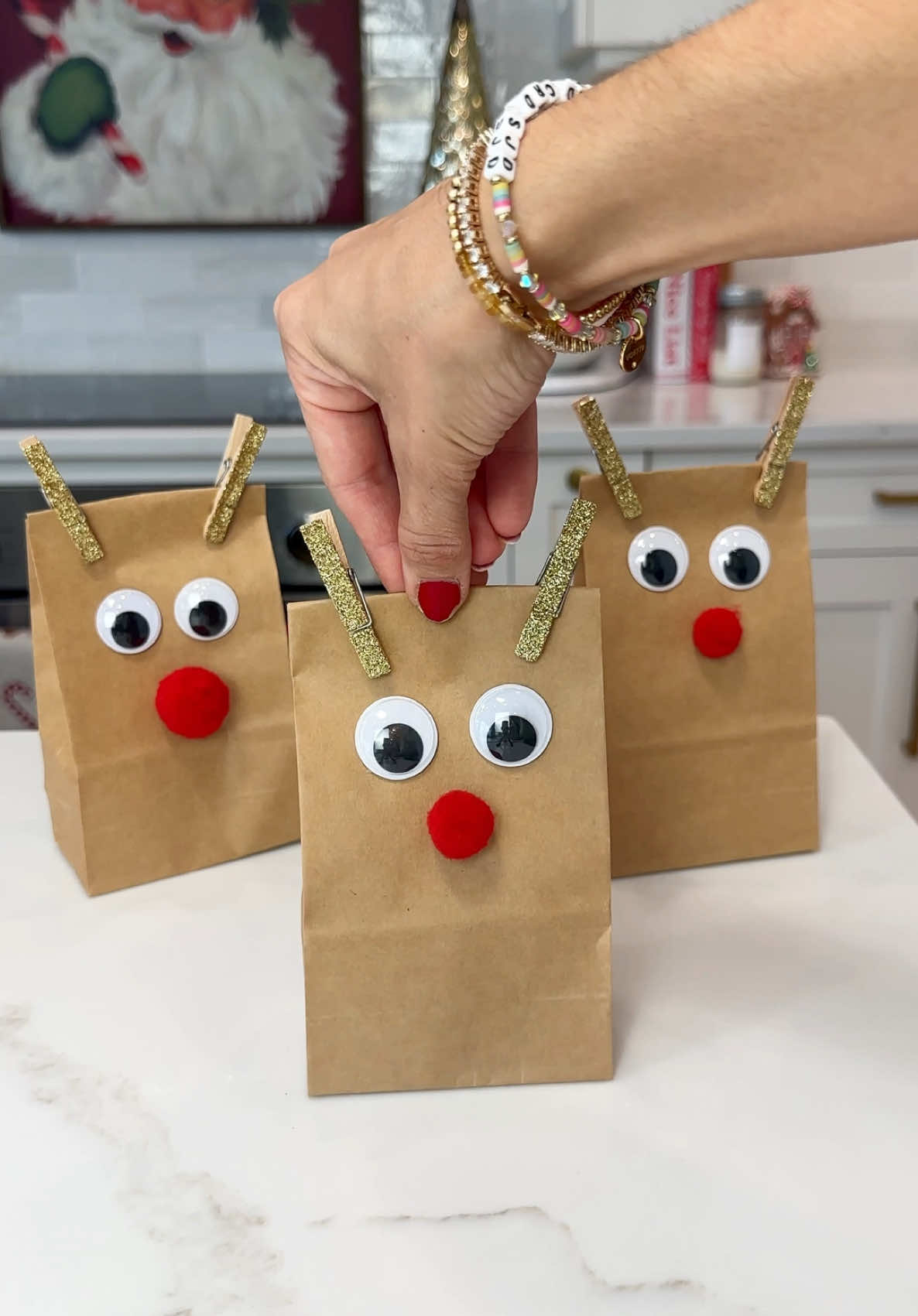 Easy Rudolph Snack Bags!🦌♥️ #christmasideas #christmasdiy #holidayideas #holidaydiy #holidaysnacks #rudolph #easysnacks #easydesserts #holidayfun 