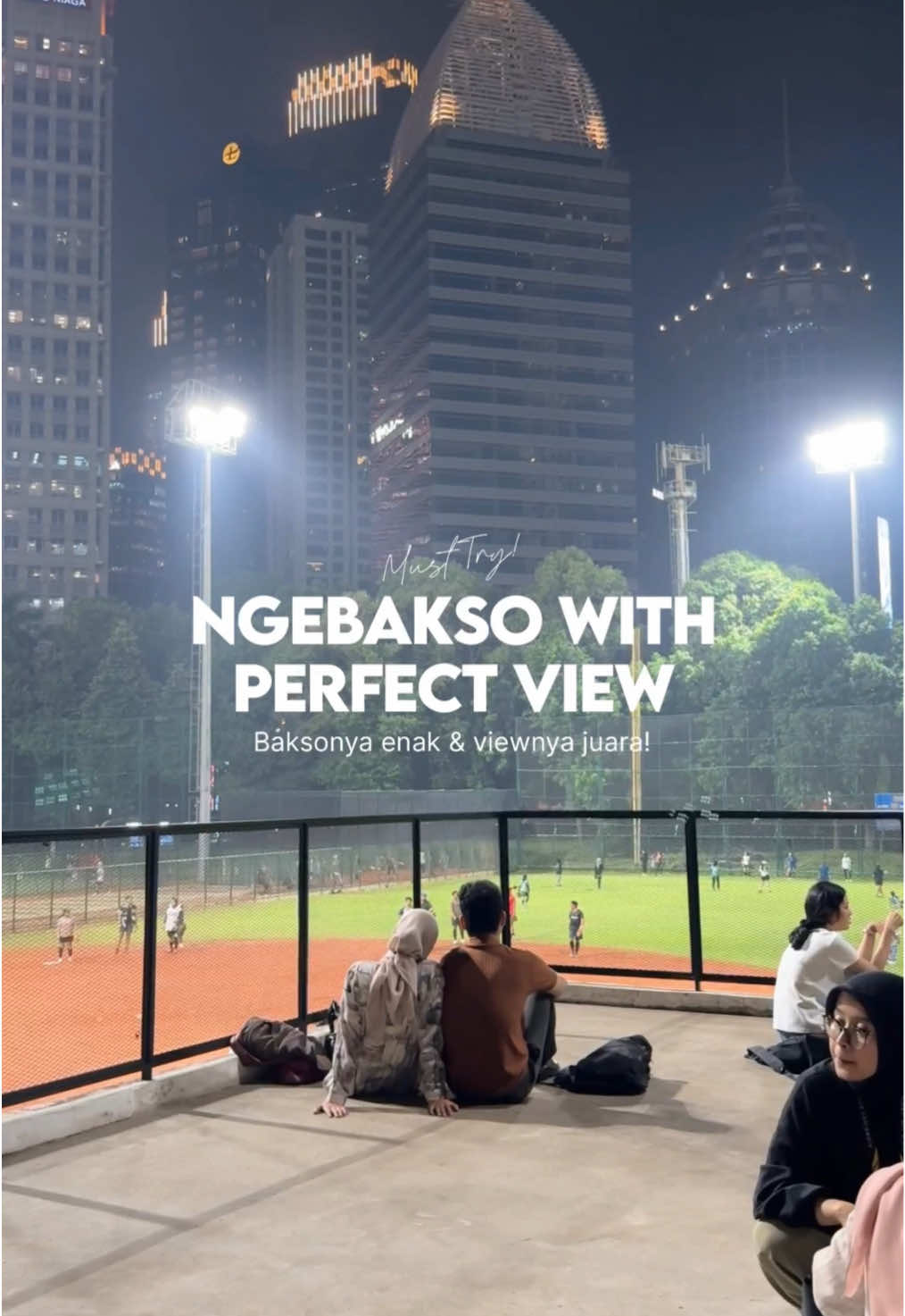 Hujan2 gini emang paling bener makan bakso softball gbk sih 😌🍜🌃 #placetogo #placetogojkt #citylights #kulinertiktok #jakartapusat #jakarta #gbk #baksosoftball #baksojhonsoftball #diarycoffeejkt