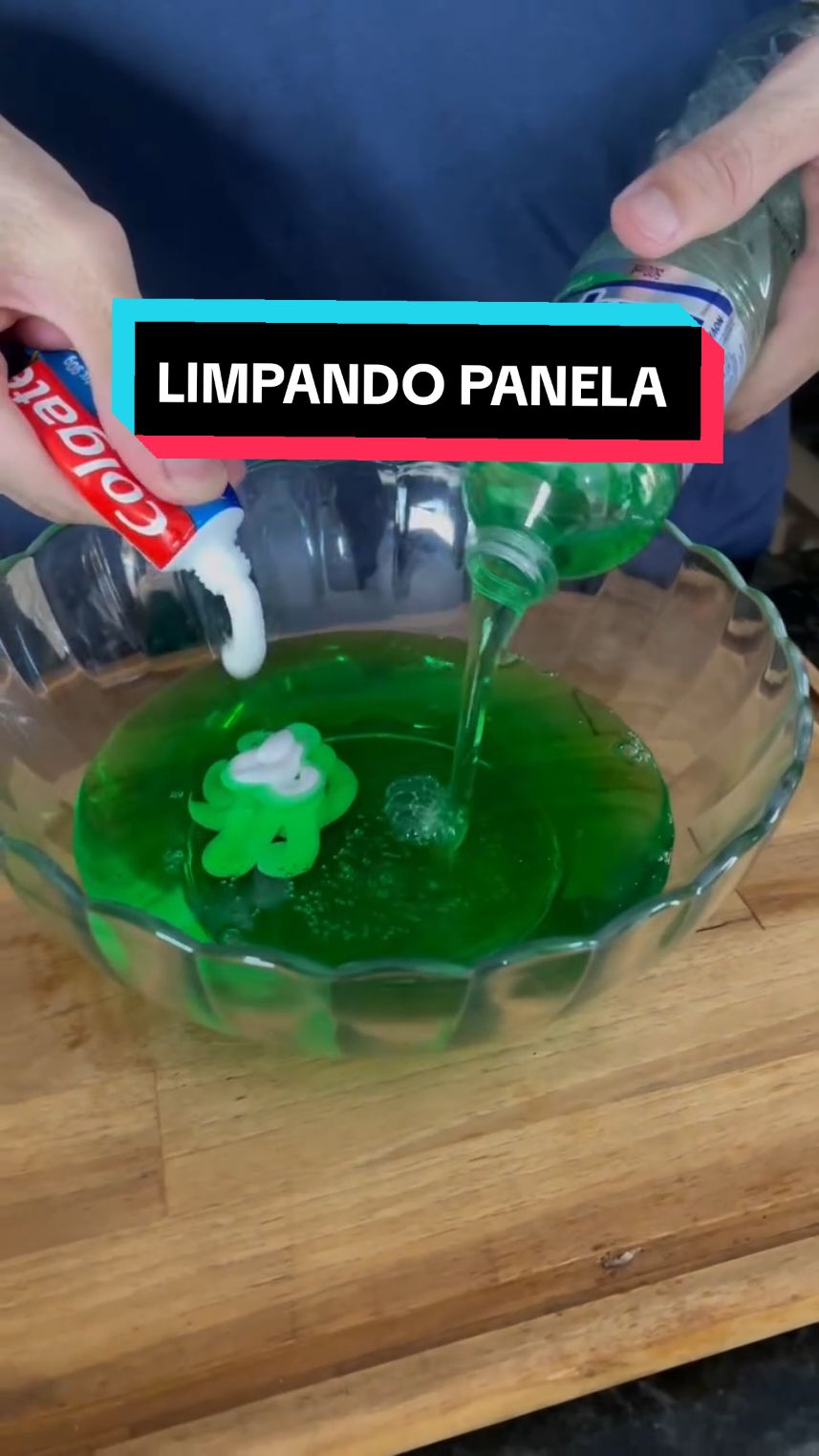 Mistura para limpar panela! #viral #viralvideo #viraltiktok #donadecasa #limpeza #dicas #dica 