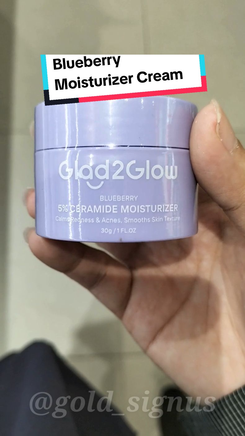 (@glad2glow @glad2glow_id) Glad2Glow Blueberry Moisturizer Cream. Ini tuh moisturizer dengan ekstrak blueberry dan ceramide yang berfungsi untuk merawat kulit yang kemerahan atau kulit sensitif. Gelnya yang ringan mudah meresap, melembabkan kulit dan memberikan sensasi cooling. Direkomendasikan untuk kulit kering, berminyak dan sensitif. Buruan di-check out keranjangmu. #cuantanpabatas #gebyarbelanjanovember #glad2glow #glad2glowmoisturizer #mosturizer #skinbarrier #skincare #skincareroutine #rekomendasiskincare #rekomendasimoisturizer 