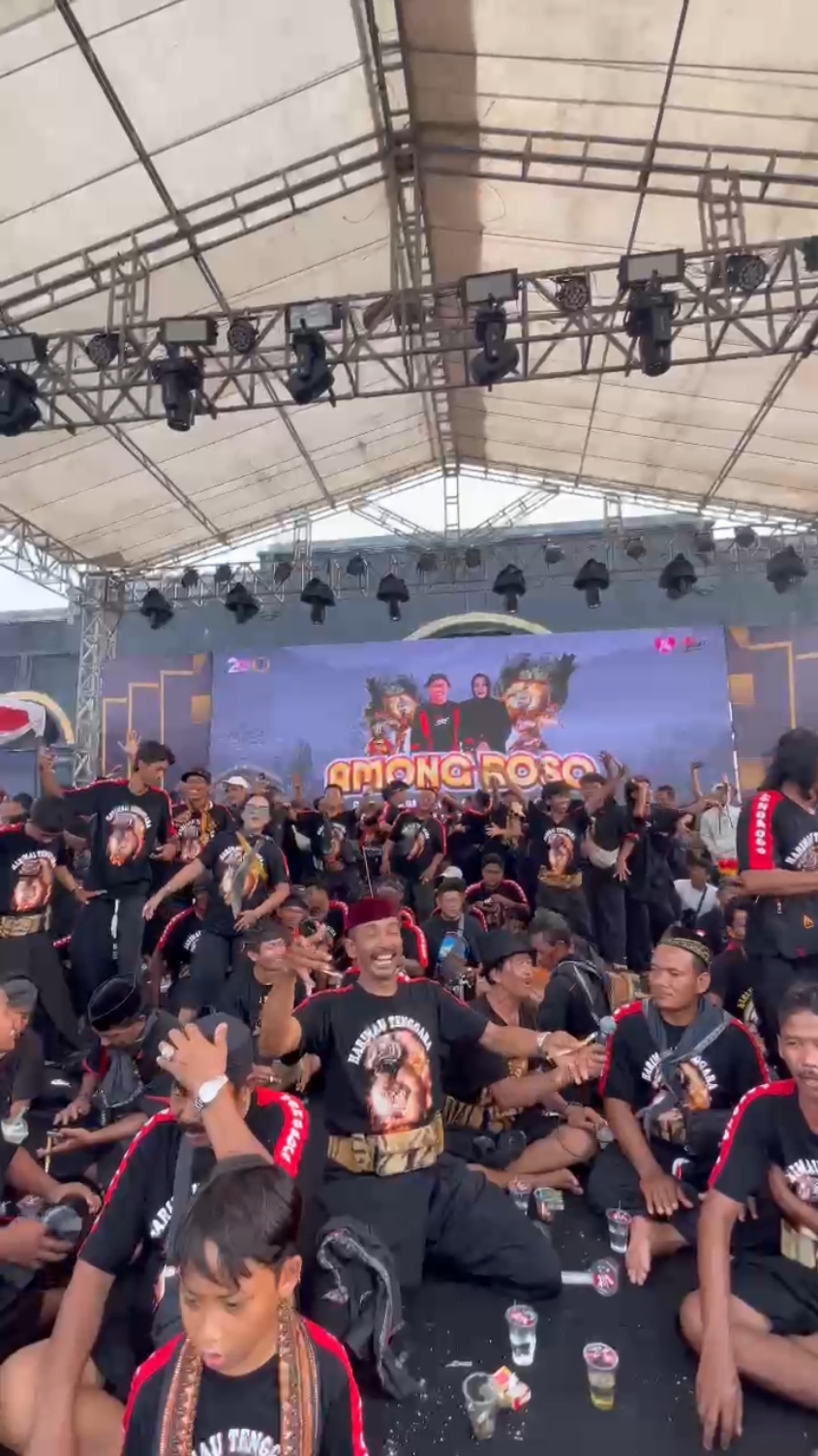 Sluku-sluku bathok 🎶 Full Gayeng bersama Bolloreog HARIMAU TENGGARA PUSAT 🔥😁  #harimautenggara👺 #harimautenggara #pusat #mlarak_ponorogo #reogponorogo #trand #fyp 