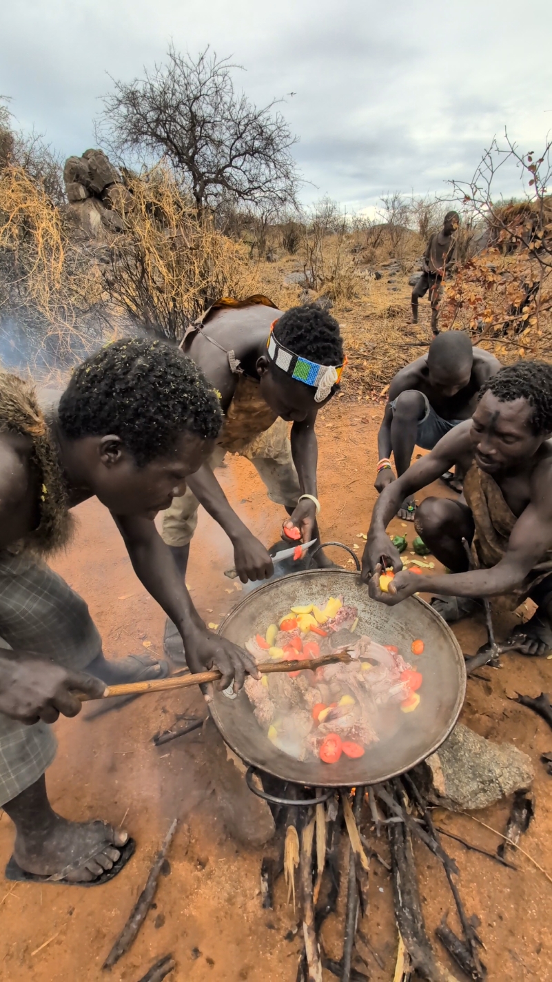 Wow 😮 see how Hadza cooks their favorite meal middle of nowhere ‼️😲😋#hadzabetribe #villagelife #USA 