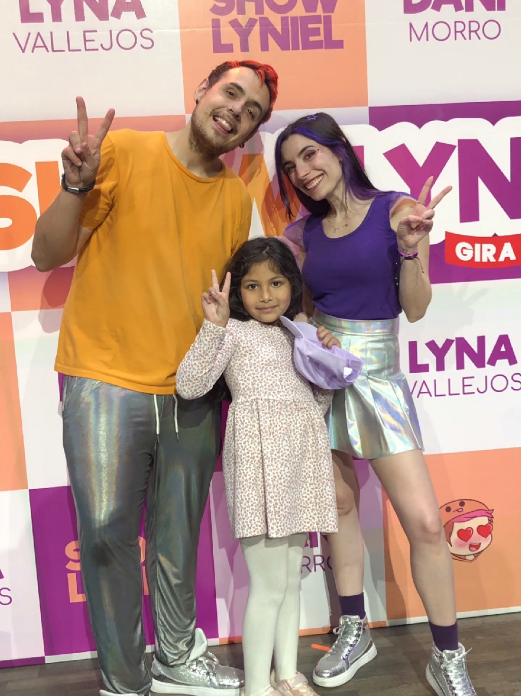 En mi viaje a Perú conocí a dos de mis youtubers favoritos @Lyna Gaming   y @Chocoblox   conseguí que me firmen mi gorrita y la pasé super emocionada por todo el show !  muchas gracias lyna y chocoblox 💞 *si quieren ver el video completo de los mejores momentos del show , no se olviden de seguirme en mi canal de Youtube y darle a la campanita, el enlace de mi canal está en mi perfil! Nos vemos lacitos pompas ! 