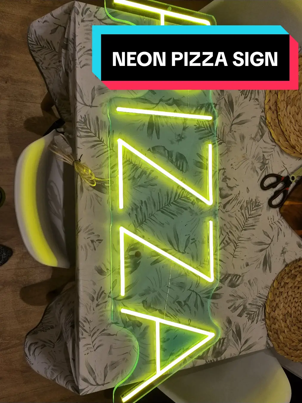 yellow neon, what else would you expect  #neonsign #neapolitanpizza #eventpizzas 