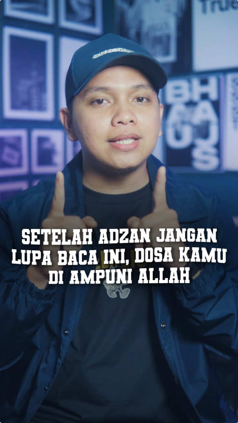 ada satu amalan ketika kamu mendengarkan adzan, dan kamu ucapakan dzikir ini, Allah akan mengampuni dosa kamu yang telah lalu, mau gak ? adzan sehari itu kan 5 kali, kamu bisa amalkan ini 5 kali dalam setiap hari kamu. sebelum muadzin mengucapkan haiyya ala shalah. berati ketika selesai mengucapkan asyhaduanna muhammadan Rasulullah. kamu baca ini wa ana asyhadu ala ilahaa ilallah wa ana muhammadan rasulullah, radhitulbillahi rabba wa bin muhammadin rasula wabil islami dina langsung di praktekan ya mentemen, bagus banget ini. semoga ini bisa menjadi salah satu penyebab tergugurnya dosa kamu yah kali ini, aku mengajak kamu yang nonton video ini untuk umroh denganku aku bersama @baiksawisatadepok_, disana nantinya kita akan menjalankan umroh sekama 9 hari. ada dua paket yang bisa kamu pilih, ini dan ini. untuk info selengkapnya kamu bisa check instagram baiksa wisata atau kamu bisa langsung check di biodata aku. ingat, kalau kamu mau dilancarkan rezekinya, di lipatgandakan pahalanya, ayuk umroh bareng.