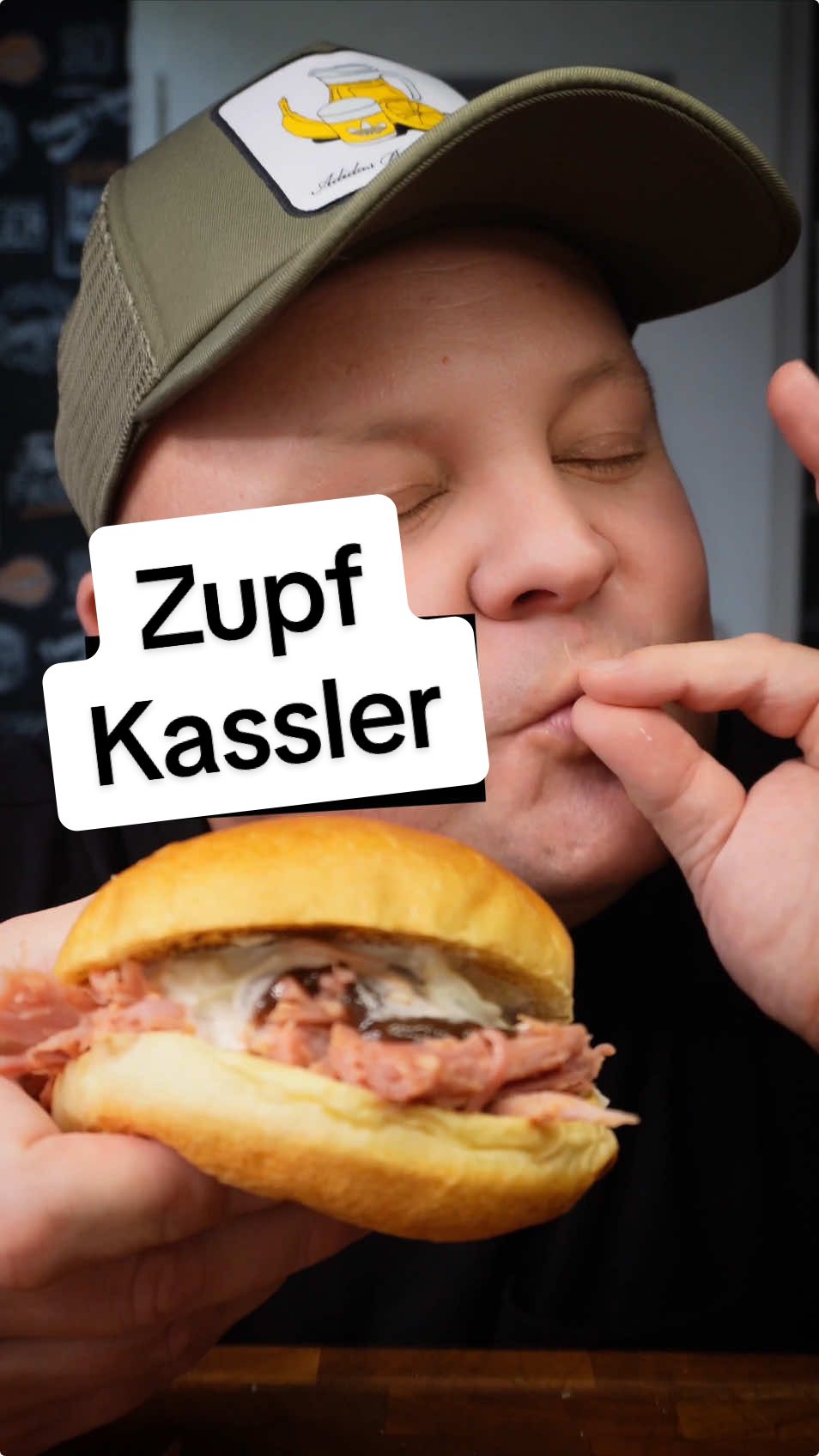 🐽Zupfkassler aus der Heißluftfritteuse: Dein neues Lieblingsrezept! 🥩🔥 Anzeige  Du suchst nach einem genialen Rezept, das einfach zuzubereiten ist und gleichzeitig richtig Eindruck macht? Dann probiere dieses Zupfkassler aus der Heißluftfritteuse! Mit wenigen Zutaten zauberst du ein zartes, saftiges Fleisch, das perfekt zu Burgern passt. Zutaten📝 👉1 gepökelter und geräucherter Kassler Nacken. Angaben gelten bis 1,5kg 👉BBQ-Gewürz deiner Wahl 👉Ca. 150 ml Flüssigkeit (z. B. Apfelsaft oder Wasser) 👉2 Lagen Alufolie + Backpapier Zubereitung🥄 1️⃣ Kassler Nacken leicht mit BBQ-Gewürz einreiben. 2️⃣ Fleisch in Backpapier einwickeln und anschließend fest mit Alufolie umschließen. Achte darauf, dass keine Flüssigkeit austritt! 3️⃣ Gib das eingewickelte Fleisch in deine Heißluftfritteuse. Stelle sie auf 150°C (Stufe Roast) ein und lasse das Fleisch für 2,5 Stunden garen. 4️⃣ Nimm das Fleisch vorsichtig heraus, packe es aus und zupfe es mit zwei Gabeln. 5️⃣ Serviere das gezupfte Kassler am besten mit BBQ-Soße und einem frischen Coleslaw im Burgerbrötchen. Schnelles Coleslaw-Rezept 🥗 ▶️1/2 Weißkohl (fein gehobelt) ▶️1 große Karotte (geraspelt) ▶️2 EL Mayonnaise ▶️1 EL Apfelessig ▶️1 TL Zucker ▶️Salz & Pfeffer nach Geschmack Alles miteinander vermengen, kurz ziehen lassen und genießen. 📌 SEO-Tipp: Die Heißluftfritteuse spart Zeit und macht das Gericht extra saftig – perfekt für den Alltag und Familienfeste! #heissluftfritteuse #airfryer #kassler #zupfkassler #pulledpork 