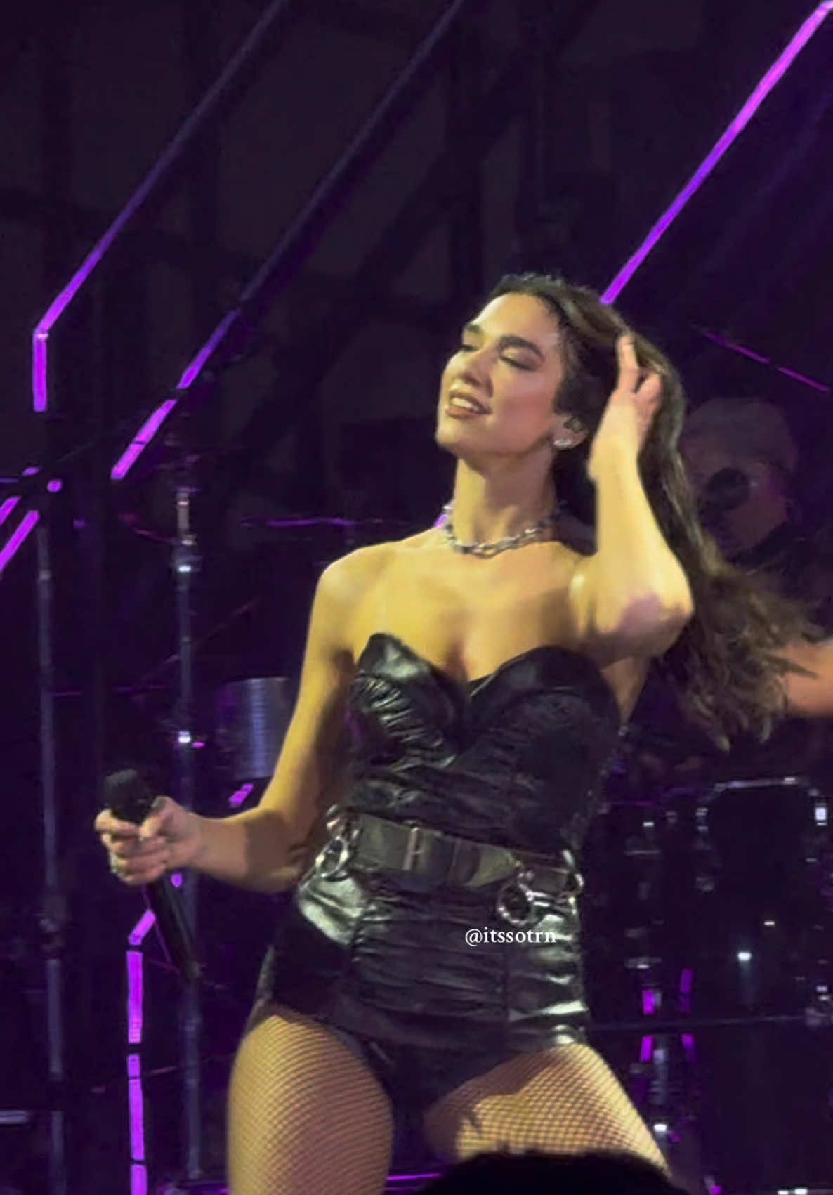 dua lipa performing one kiss live in kuala lumpur, malaysia ♡ #dualipa #onekiss #radicaloptimismtour #kualalumpur #malaysia #concert #fyp