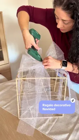 Ya hace un año que sabía que este adorno iba a ser el primer proyecto navideño que haría este 2024 ya que en 2023 no me dio tiempo😊. Con esta manualidad de Navidad podrás decorar cualquier rincón de tu hogar. Dejándolo súper vistoso y elegante, además de ser muy económico, rápido y fácil de hacer. Los materiales que he usado para hacerlo son: - Varillas cuadradas de madera. También valen redondas o palillos de los pinchitos. - Cuerda de yute - Lazo de organza - Tira de luces led Y como herramienta una pistola de pegamento caliente  #DIY #navidad2024 #deconavidad #navidad