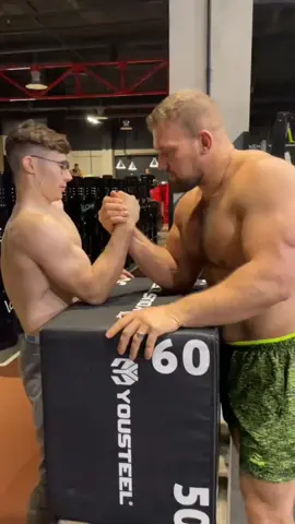 garoto de 15 anos prodígio na luta de braço ( arm wrestling) mas ainda não está no nível do akimbo69 #armwerstling #devonlarratt #levansaghinashvili #bodybuilder 