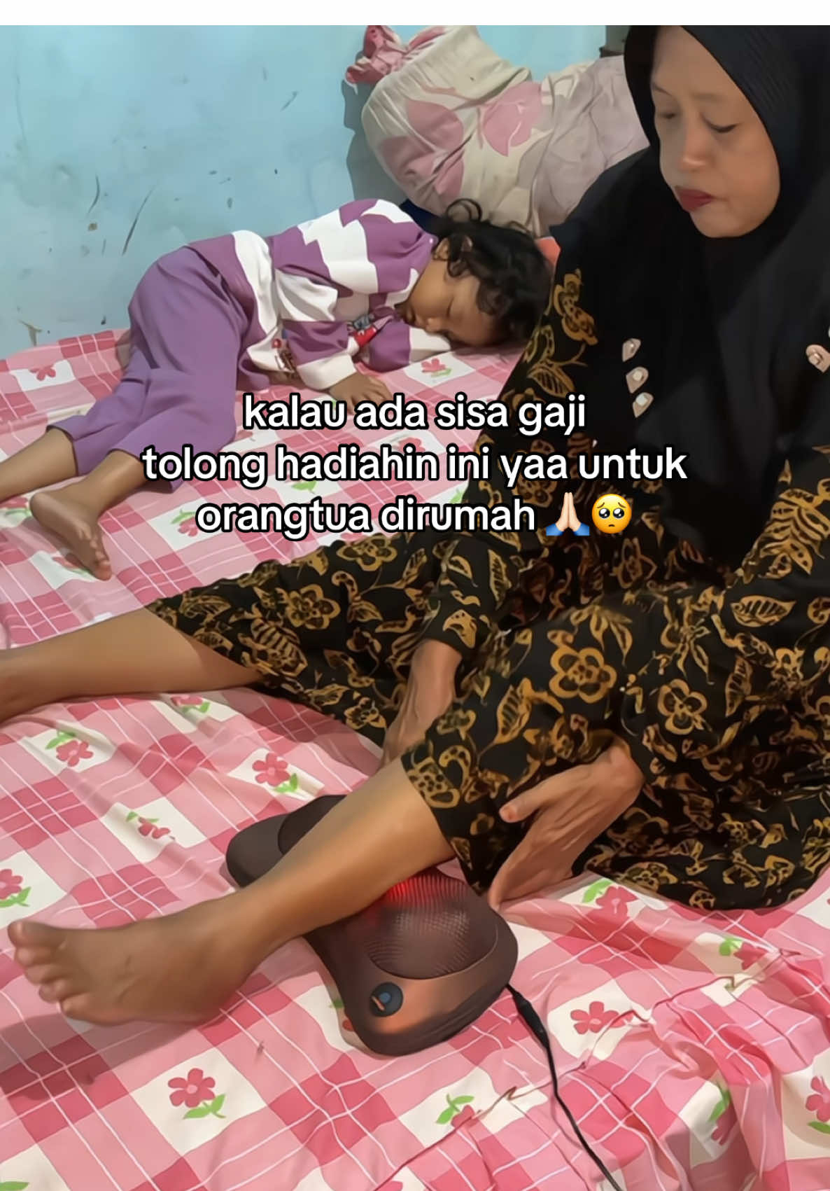 Barang siapa yang memuliakan orangtuanya niscaya akan dimudahkan segala urusan.. Hadiahkan bantal pijat elekrtik ini untuk orangtua dirumah karna bisa mengurangi rasa capeknya. #fypシ゚ #bantalpijat #bantalpijatelektrik #bantalpijatportable #bantalpijat8bola #bantalpijatviral #bantalpijatmurah #bantalpijit #ebroy 