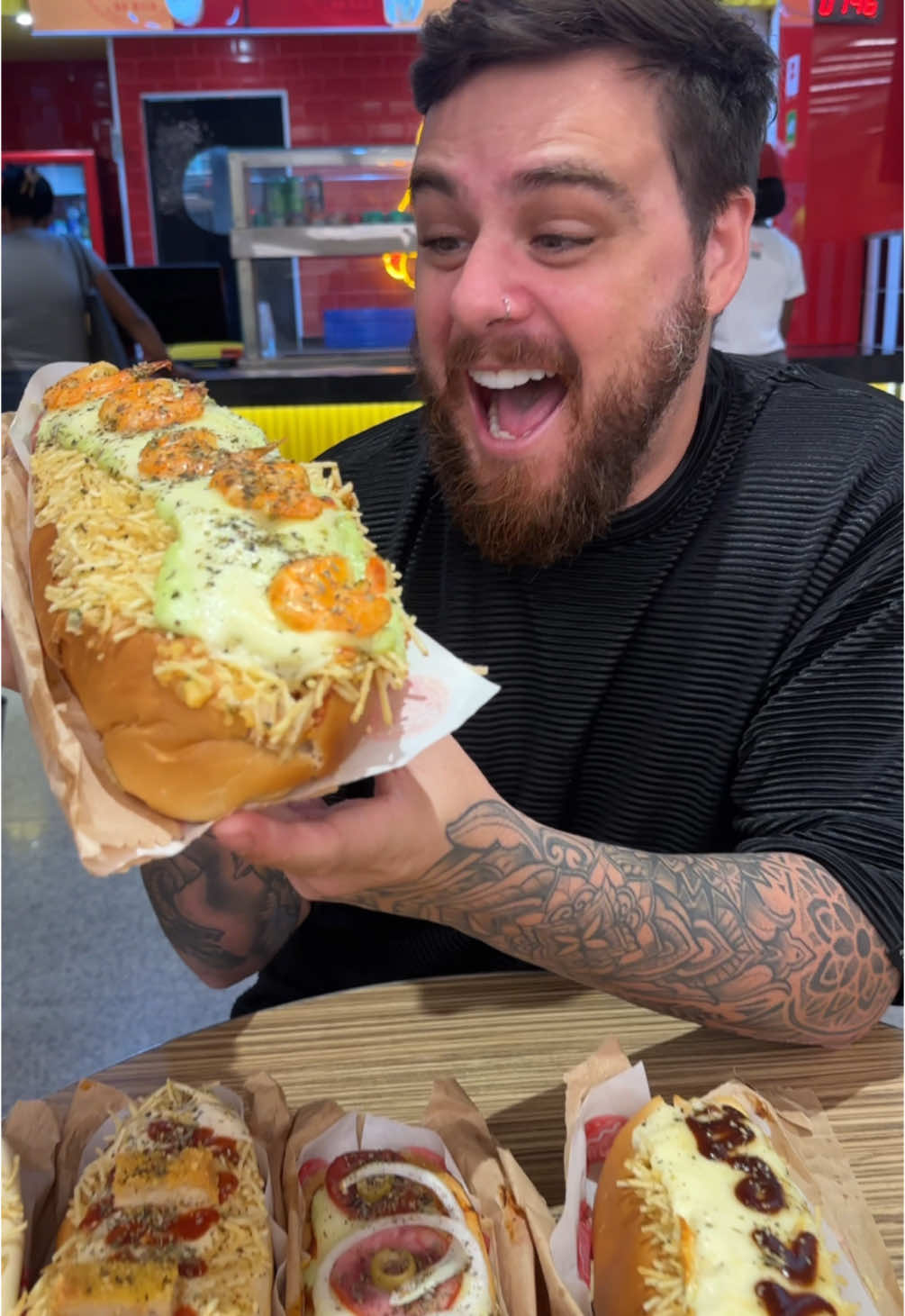 Fala galera! Hoje a gente foi experimentar os Hot Dogs mais bombados da internet!  E você pode experimentar de graça! Marca alguém nos comentários e reposta esse vídeo nos Stories pra concorrer a um voucher top!  Eu tô falando do @dogaodadila  Se liga em tudo que rolou por lá: 💰 QUANTO?  Valores Shopping: - Camarão (48,00) - Obrigado meu deus (30,00) - Steak dog frango (23,50) - Tradicional (19,00) - Buquê de rosas (23,00) - Barril dobrado (30,00)  📍 ONDE?  - Shopping da Bahia (1° Piso) * Também tem loja em Fazenda Coutos e Paripe!  #salvador #ssaba #bahia #ondecomeremsalvador #salvadorbahia