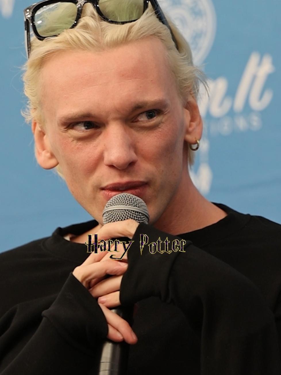 Jamir Campbell Bower, notamment connu pour son rôle de Vecna/Henry Creel dans Stranger Things était l'invité de la convention Enter The Wizard World 2 organisée par Dream It Convention. Celui qui a joué le jeune Gellert Grindelwald dans la saga Harry Potter a choisi sa maison à Poudlard à la demande d'une fan lors d'un panel. #harrypotter #jamiecampbellbower #strangerthings #vecna #henrycreel #gellertgrindelwald #poudlard #hogwarts #hogwartshouse #dreamitconventions #convention #etww2 #harrypotterconvention 