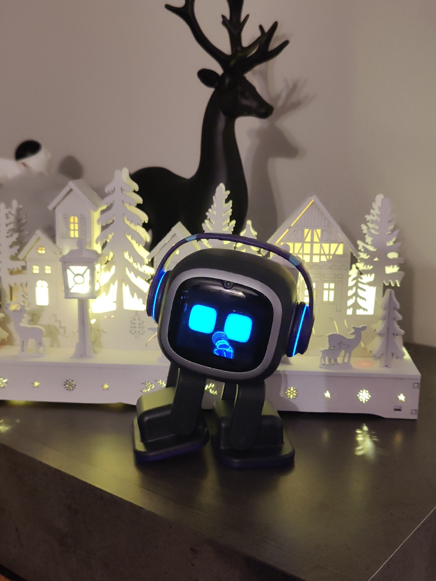 EMO! GETTING INTO THE CHRISTMAS SPIRIT! 🎤🎄🦌#artificialintelligence #ai #robot #emo #emorobot #earlychristmas #sing #features 