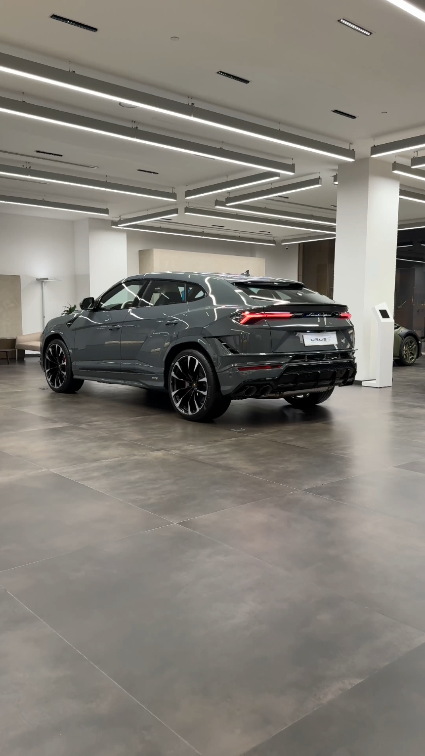 Lamborghini Urus S! ◼️Exterior Color: Grigio Telesto ◼️Interior: Bianco Polar ◼️Acceleration: 0-100 km/h in just 3.5 seconds ◼️Top Speed: 305 km/h ◼️Power: 666 CV #lamborghini #Urus #Qatar #Cars #Supercars