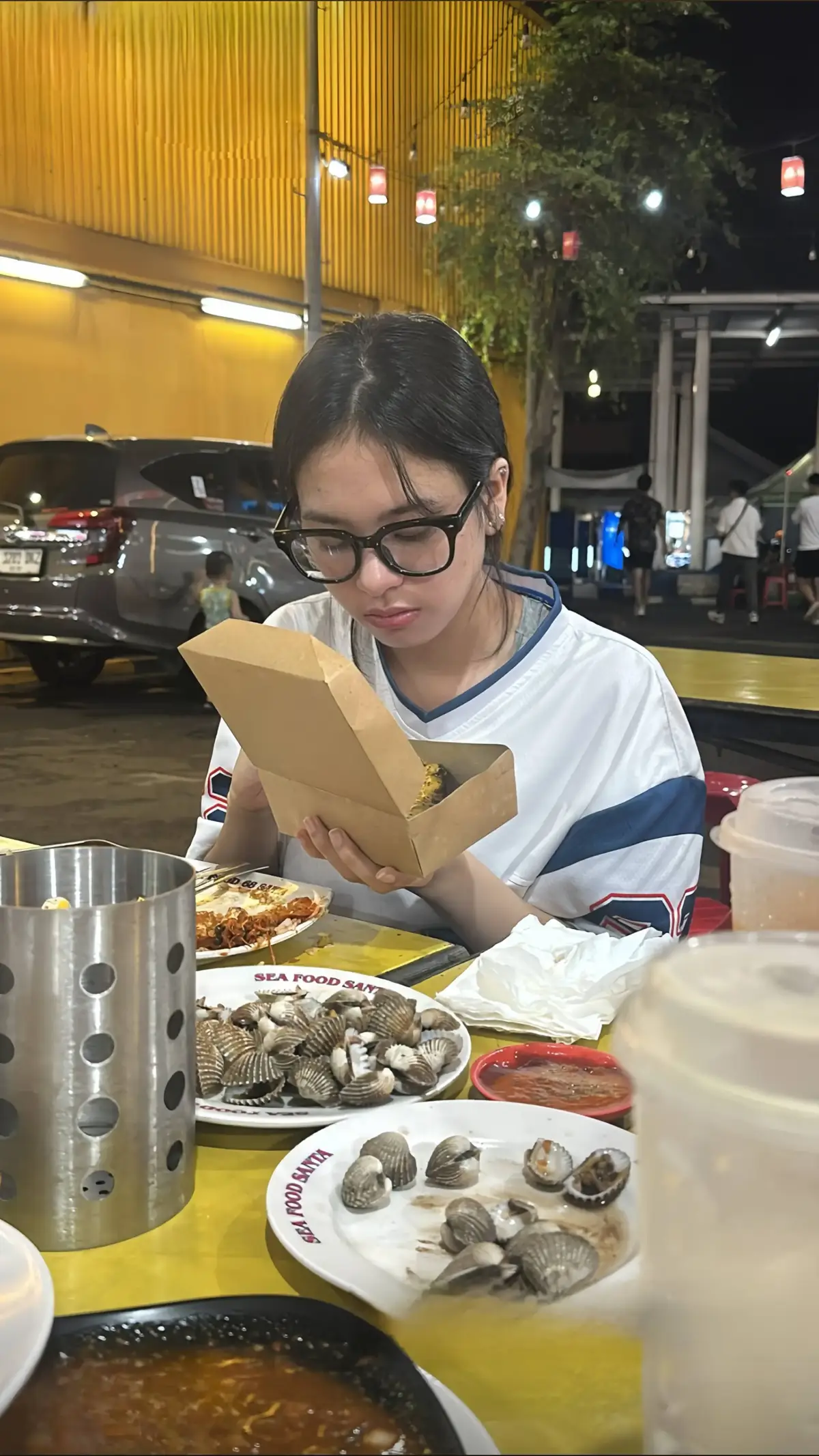 nemenin ayang makan🥰 @zee asadel  #zee #aziziasadel #zeeasadel 