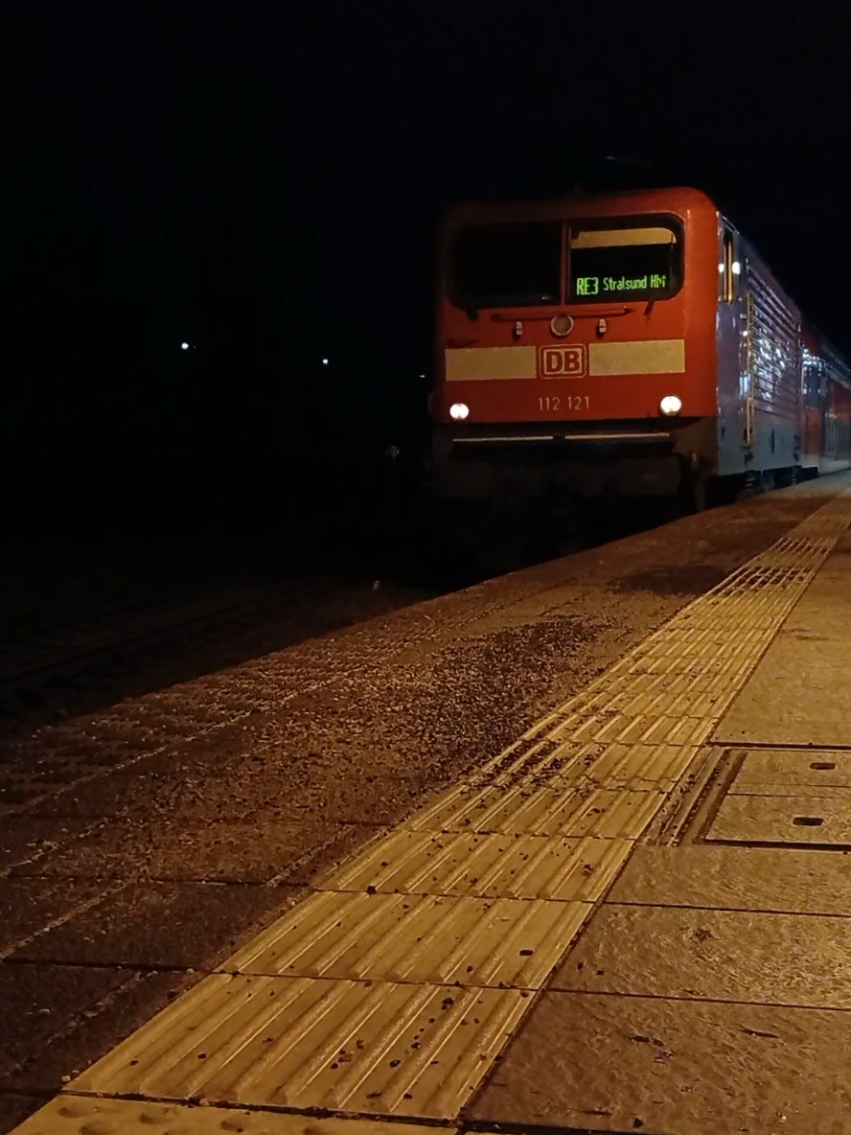 112 re3 Berlin Gesundbrunnen--->stralsund hbf. Danke an @karl für das makro und die beiden lichtis. ★☆★☆★☆★☆★☆★☆★☆ pin: @janik🇩🇪 @adrian🇩🇪🦅 @Trainspotting.de @Trainspotter.yannik @Trainspotter_alex18 @Trainspotterin 📸  ♥ 📸 @trainspotter.8 @Trains.MV @Trainspotter_Berlin🚆🚦 @TrainspotterBerlin@Trainspotting_DEU🎄☃️   ☆★☆★☆★☆★☆★☆★☆★ Hashtags: #jufu #danke #dankeandentffürdengruss #trainspotter #trainspotterhaltenzusammen #fy #fyp #fyyyyyyyyyyyyyyyyyyy #fypシ #zügeeeeeeee #züge🔥 #cool #makro  ★☆★☆★☆★☆★☆★☆★☆ sontiges: Mit dabei @trainbusspotter_ben🙂 @Der._.alles._.spotter  aufgenommen am: 24.11.24  um: 16:55 ★☆★☆★☆★☆★☆★☆★☆ aufnahmeort: Bernau(b berlin) ☆★☆★☆★☆★☆★☆★☆★