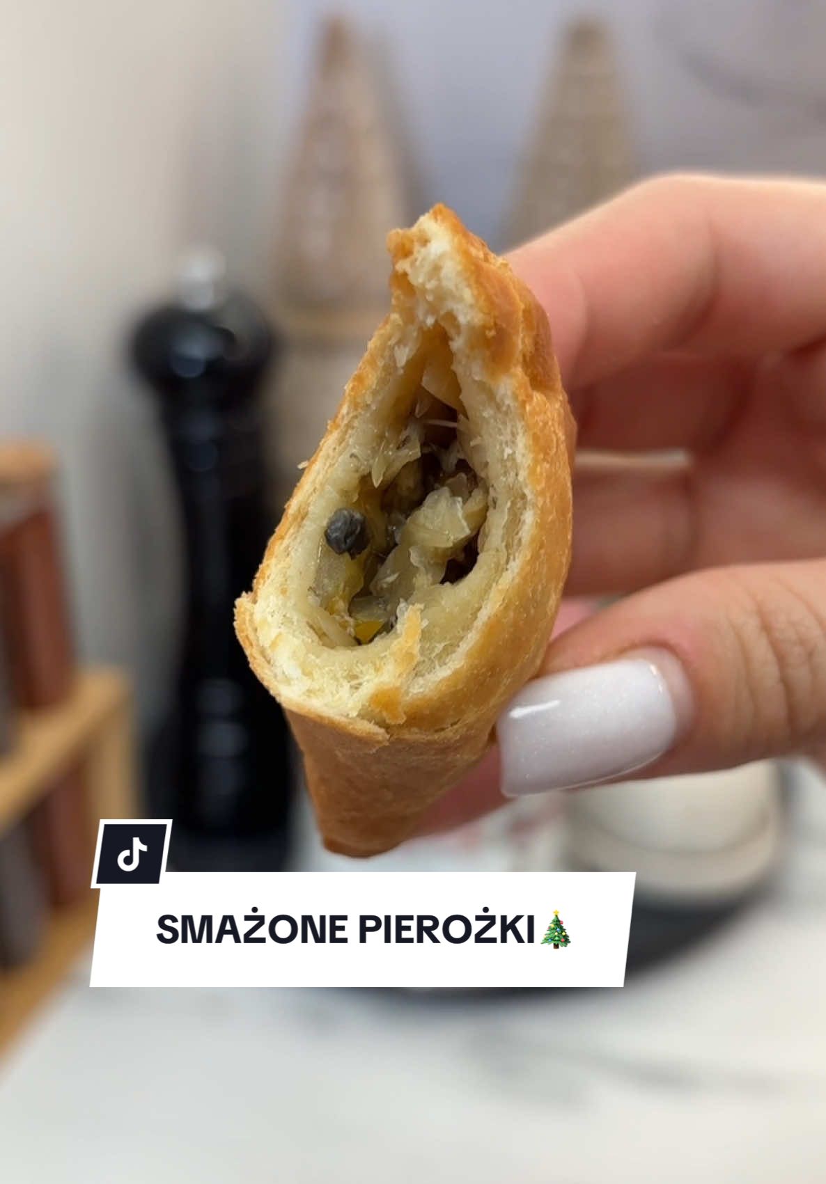 • Smażone pierożki z farszem grzybowym •  5g świeżych drożdży  150ml mleka  500g mąki pszennej  100g miękkiego masła 3g soli  + olej do smażenia  150g posiekanych i obgotowanych grzybów  1/2 cebula   Gałązka tymianku  Sól i pieprz (wedle uznania 🤪)  #świeta #pierogi #barszcz 